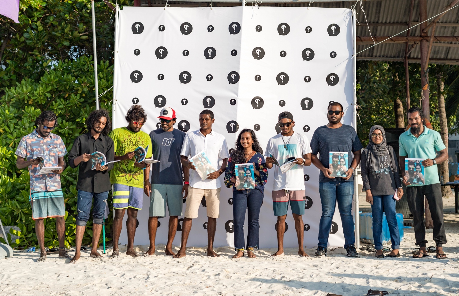 ދޯ މެގަޒިންގެ ހަ ވަނަ އަދަދު ނެރުމަށް ވިލިގިނލީ ބީޗުގައި އިއްޔެ ހަވީރު ބޭއްވި އިވެންޓްގައި ހާއްސަ މެހްމާނުންނާއި ޕާޓްނަރުން ފޮޓޯއަކަށް ހުއްޓިލައިގެން: ދޯ މެގަޒިންގެ މިފަހަރުގެ އަދަދުގެ ތީމަކީ މޫދު. --ފޮޓޯ: މަސްރަހް