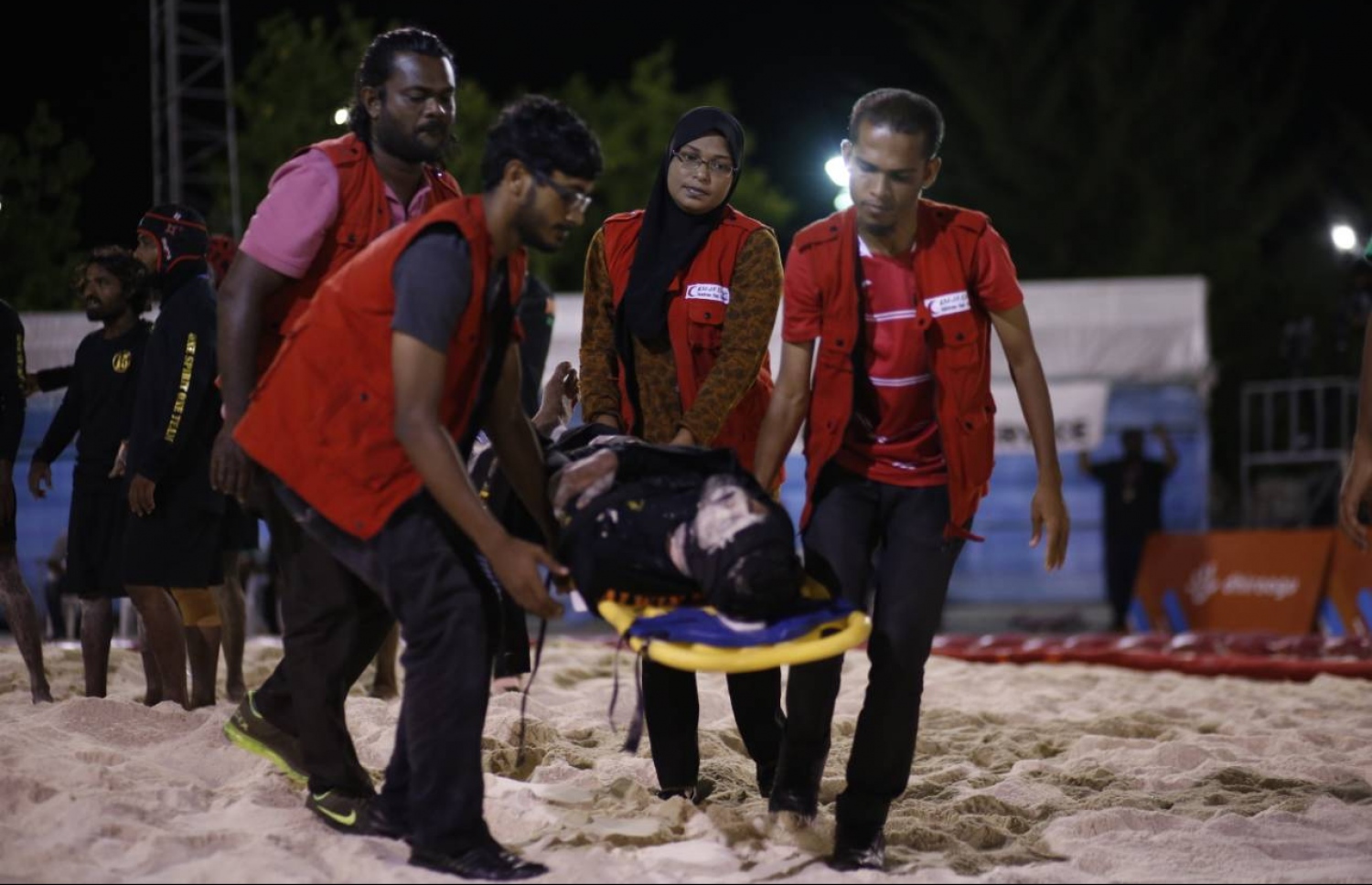 ކުޅިވަރު ކުޅެނިކޮށް އަނިޔާވި މީހަކަށް އެމްއާރުސީގެ ވޮލަންޓިއަރުން އެހީތެރިވަނީ. ފޮޓޯ: އެމްއާރުސީ