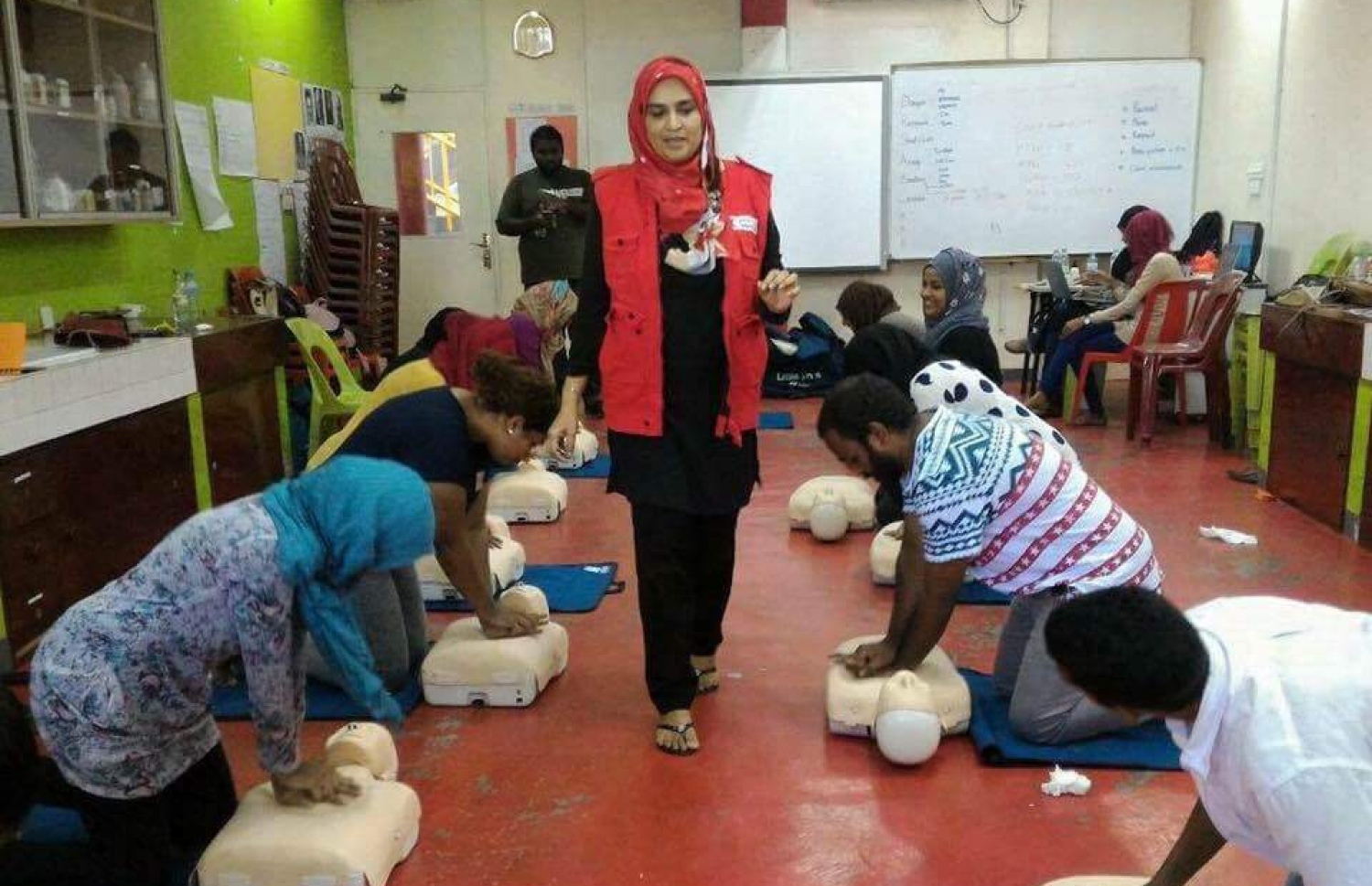 އެމްއާރުސީގެ ވޮލަންޓިއަރަކު ފަސްޓް އެއިޑް ތަމްރީން ދެނީ. ފޮޓޯ: އެމްއާރުސީ