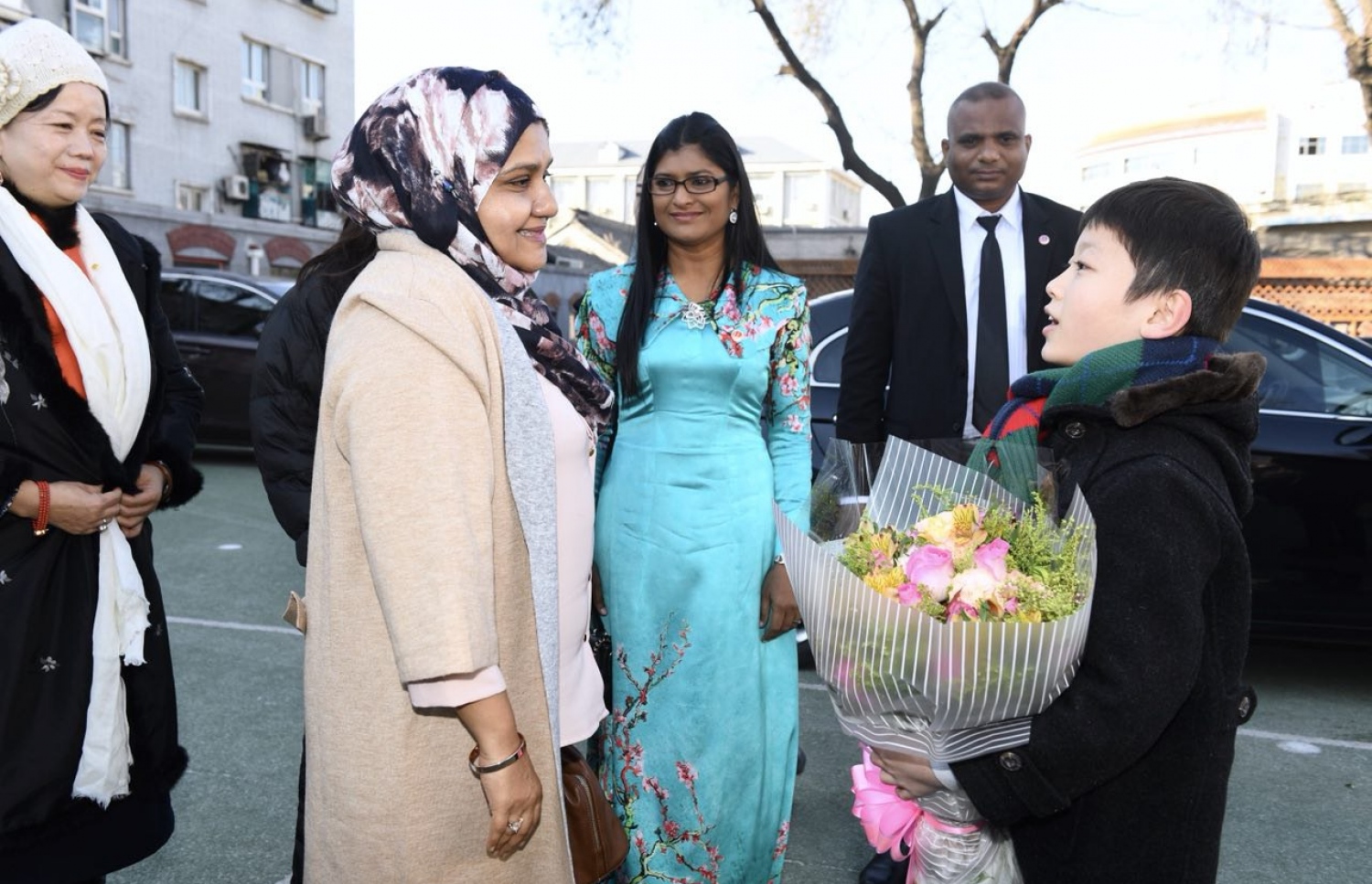 ޗައިނާ، ބެއިޖިން: ޑިސެމްބަރު 7، 2017- ރައީސް އަބްދުﷲ ޔާމީންގެ އަނބިކަނބަލުން ފަސްޓް ލޭޑީ ފާތިމަތު އިބްރާހީމް، ޗައިނާގެ ސްކޫލެއް ކަމަށްވާ ބެއިޖިން ޒިޝުކޫ އެލިމެންޓަރީ ސްކޫލަށް މިއަދު ޒިޔާރަތް ކުރެއްވުމުން މަރުހަބާ ދަންނަވަނީ.---ފޮޓޯ: ރައީސް އޮފީސް