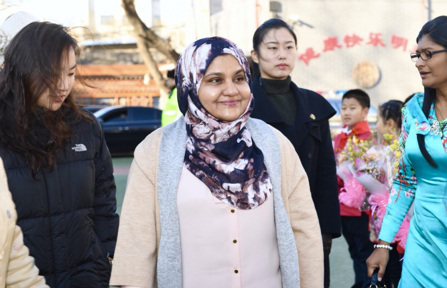 ޗައިނާ، ބެއިޖިން: ޑިސެމްބަރު 7، 2017- ރައީސް އަބްދުﷲ ޔާމީންގެ އަނބިކަނބަލުން ފަސްޓް ލޭޑީ ފާތިމަތު އިބްރާހީމް، ޗައިނާގެ ސްކޫލެއް ކަމަށްވާ ބެއިޖިން ޒިޝުކޫ އެލިމެންޓަރީ ސްކޫލަށް މިއަދު ޒިޔާރަތް ކުރެއްވުމުން މަރުހަބާ ދަންނަވަނީ.---ފޮޓޯ: ރައީސް އޮފީސް