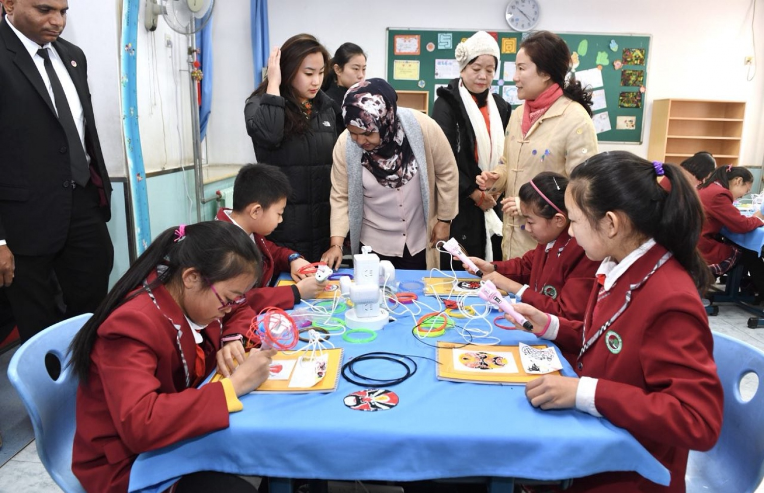 ޗައިނާ، ބެއިޖިން: ޑިސެމްބަރު 7، 2017- ރައީސް އަބްދުﷲ ޔާމީންގެ އަނބިކަނބަލުން ފަސްޓް ލޭޑީ ފާތިމަތު އިބްރާހީމް، ޗައިނާގެ ސްކޫލެއް ކަމަށްވާ ބެއިޖިން ޒިޝުކޫ އެލިމެންޓަރީ ސްކޫލަށް މިއަދު ޒިޔާރަތް ކުރައްވައި، އެތަނުގެ ކުދިންގެ އެކްޓިވިޓީސް ބައްލަވާލައްވަނީ.---ފޮޓޯ: ރައީސް އޮފީސް