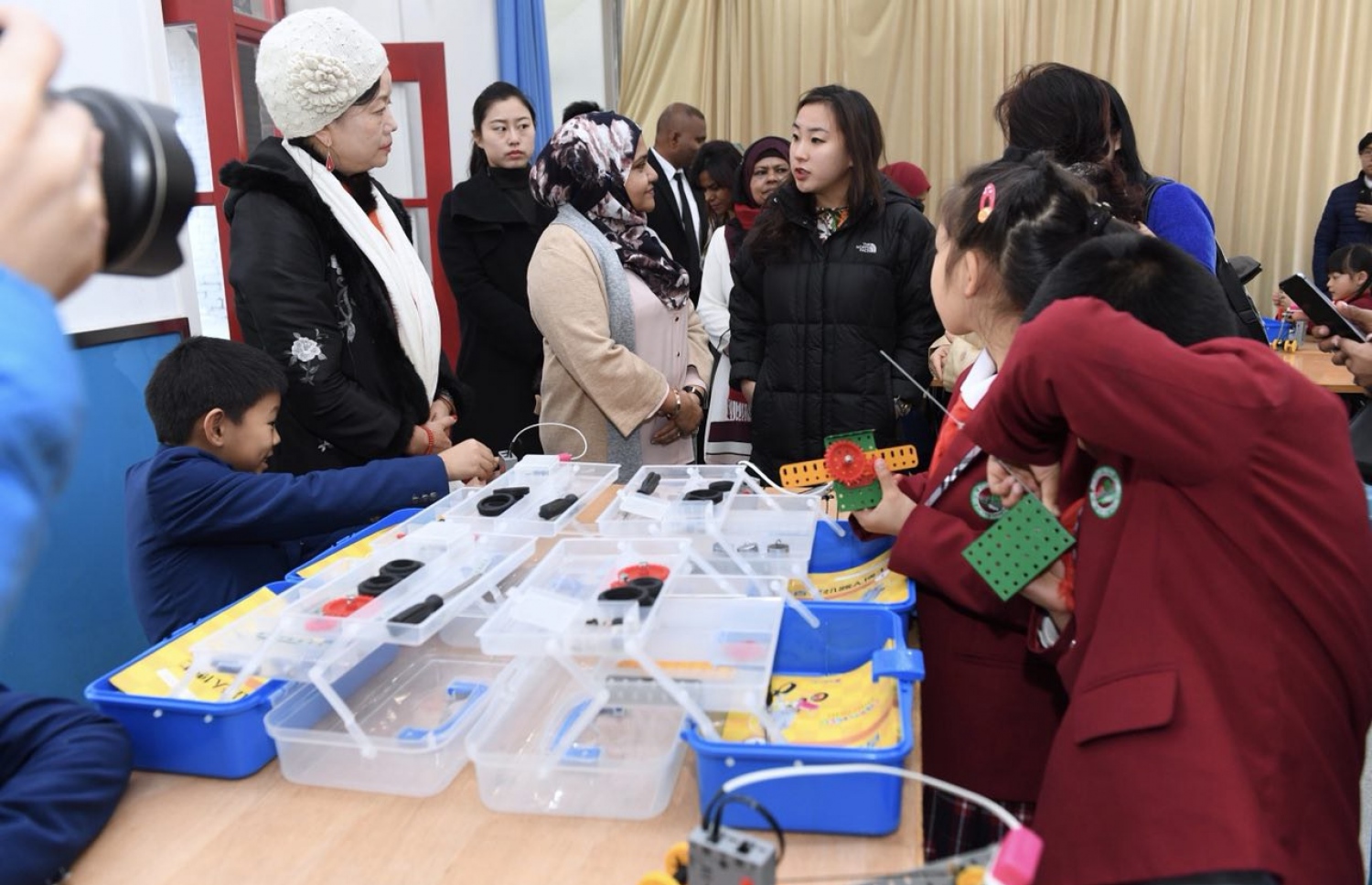 ޗައިނާ، ބެއިޖިން: ޑިސެމްބަރު 7، 2017- ރައީސް އަބްދުﷲ ޔާމީންގެ އަނބިކަނބަލުން ފަސްޓް ލޭޑީ ފާތިމަތު އިބްރާހީމް، ޗައިނާގެ ސްކޫލެއް ކަމަށްވާ ބެއިޖިން ޒިޝުކޫ އެލިމެންޓަރީ ސްކޫލަށް މިއަދު ޒިޔާރަތް ކުރައްވައި، އެ ސްކޫލާ ގުޅޭ ކަންކަން އޮޅުން ފިލުއްވަނީ.---ފޮޓޯ: ރައީސް އޮފީސް