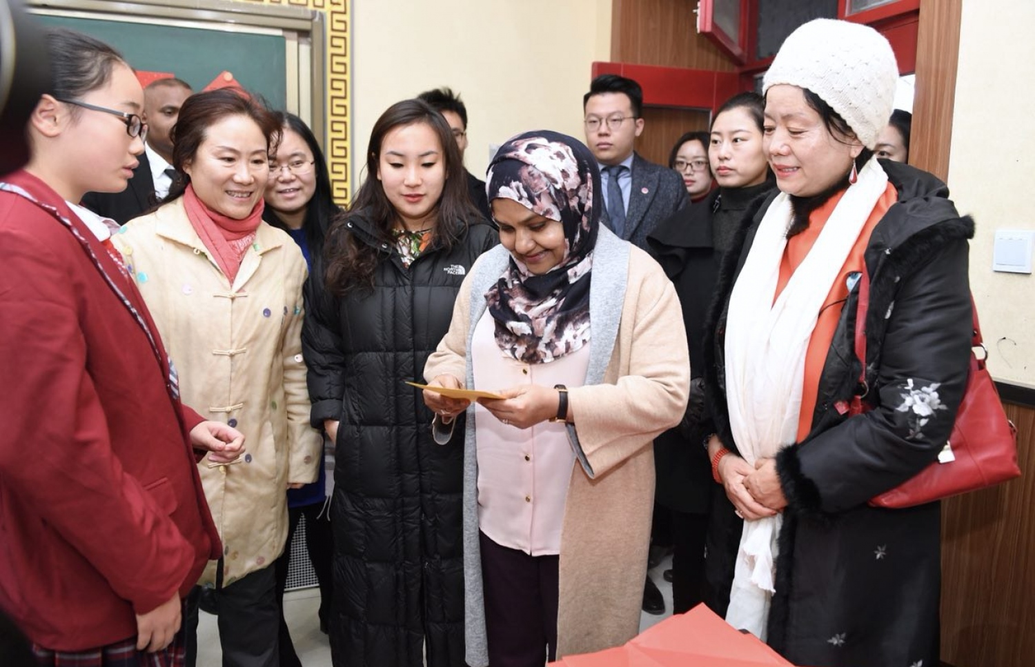 ޗައިނާ، ބެއިޖިން: ޑިސެމްބަރު 7، 2017- ރައީސް އަބްދުﷲ ޔާމީންގެ އަނބިކަނބަލުން ފަސްޓް ލޭޑީ ފާތިމަތު އިބްރާހީމް، ޗައިނާގެ ސްކޫލެއް ކަމަށްވާ ބެއިޖިން ޒިޝުކޫ އެލިމެންޓަރީ ސްކޫލަށް މިއަދު ޒިޔާރަތް ކުރައްވައި، އެ ސްކޫލާ ގުޅޭ ކަންކަން އޮޅުން ފިލުއްވަނީ.---ފޮޓޯ: ރައީސް އޮފީސް