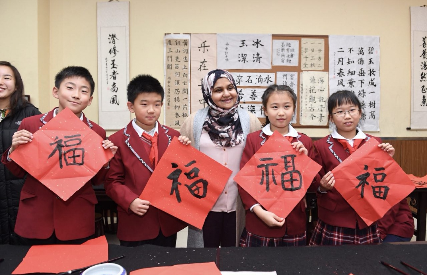 ޗައިނާ، ބެއިޖިން: ޑިސެމްބަރު 7، 2017- ރައީސް އަބްދުﷲ ޔާމީންގެ އަނބިކަނބަލުން ފަސްޓް ލޭޑީ ފާތިމަތު އިބްރާހީމް، ޗައިނާގެ ސްކޫލެއް ކަމަށްވާ ބެއިޖިން ޒިޝުކޫ އެލިމެންޓަރީ ސްކޫލަށް މިއަދު ޒިޔާރަތް ކުރައްވައި، އެ ސްކޫލުގެ ބައެއް ކުދިންނާއެކު ފޮޓޯފުޅެއް ނަންގަވަނީ.---ފޮޓޯ: ރައީސް އޮފީސް