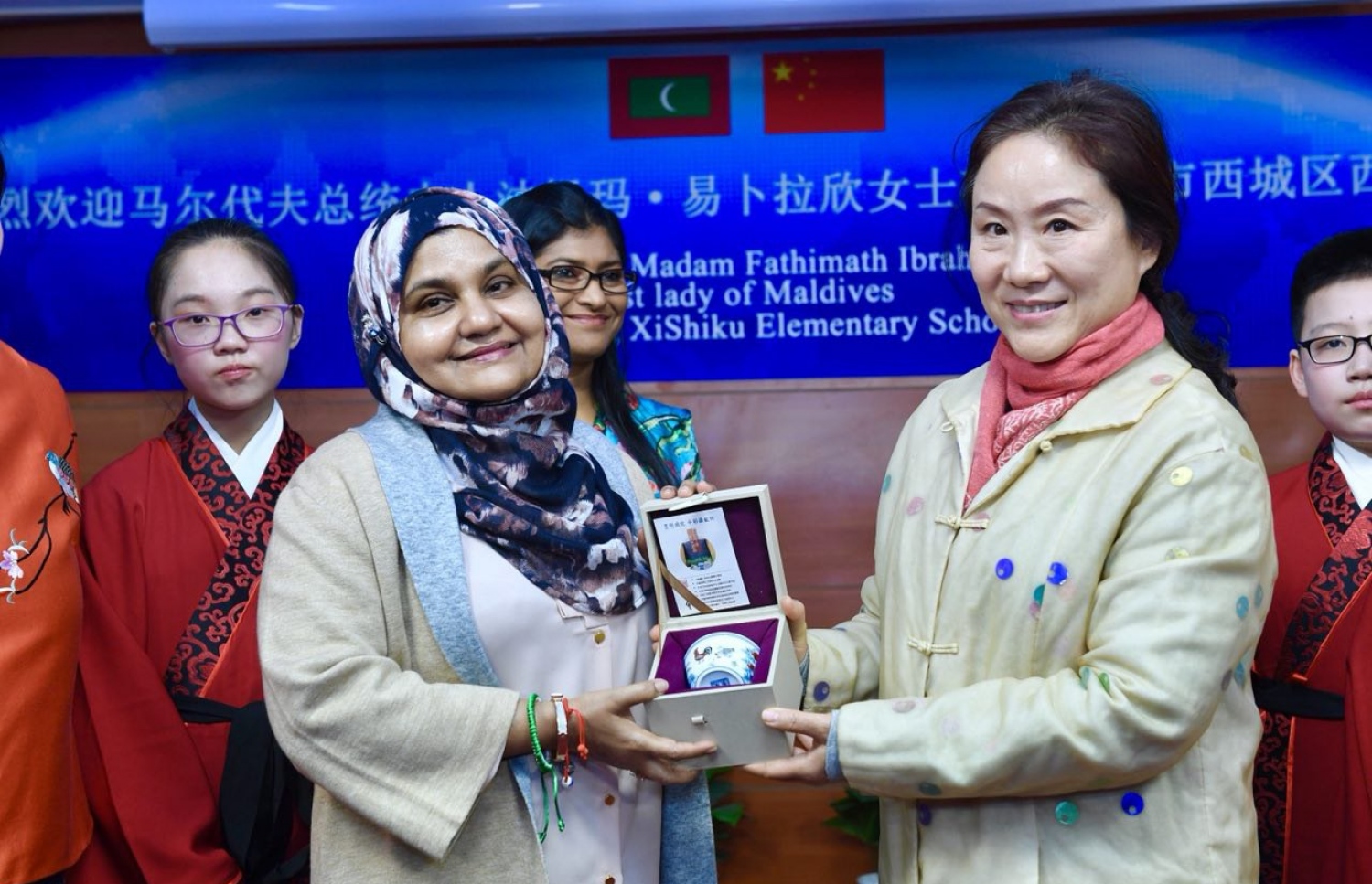 ޗައިނާ، ބެއިޖިން: ޑިސެމްބަރު 7، 2017- ރައީސް އަބްދުﷲ ޔާމީންގެ އަނބިކަނބަލުން ފަސްޓް ލޭޑީ ފާތިމަތު އިބްރާހީމް، ޗައިނާގެ ސްކޫލެއް ކަމަށްވާ ބެއިޖިން ޒިޝުކޫ އެލިމެންޓަރީ ސްކޫލަށް މިއަދު ޒިޔާރަތް ކުރެއްވުމުން އެކަމަނާ އަށް ހަނދާނީ ހަދިޔާއެއް އަރުވަނީ---ފޮޓޯ: ރައީސް އޮފީސް