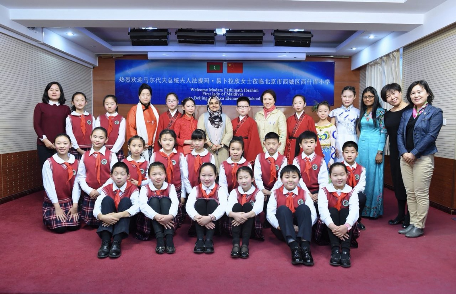 ޗައިނާ، ބެއިޖިން: ޑިސެމްބަރު 7، 2017- ރައީސް އަބްދުﷲ ޔާމީންގެ އަނބިކަނބަލުން ފަސްޓް ލޭޑީ ފާތިމަތު އިބްރާހީމް، ޗައިނާގެ ސްކޫލެއް ކަމަށްވާ ބެއިޖިން ޒިޝުކޫ އެލިމެންޓަރީ ސްކޫލަށް މިއަދު ޒިޔާރަތް ކުރައްވައި، އެ ސްކޫލުގެ ބައެއް ކުދިންނާއެކު ފޮޓޯފުޅެއް ނަންގަވަނީ.---ފޮޓޯ: ރައީސް އޮފީސް