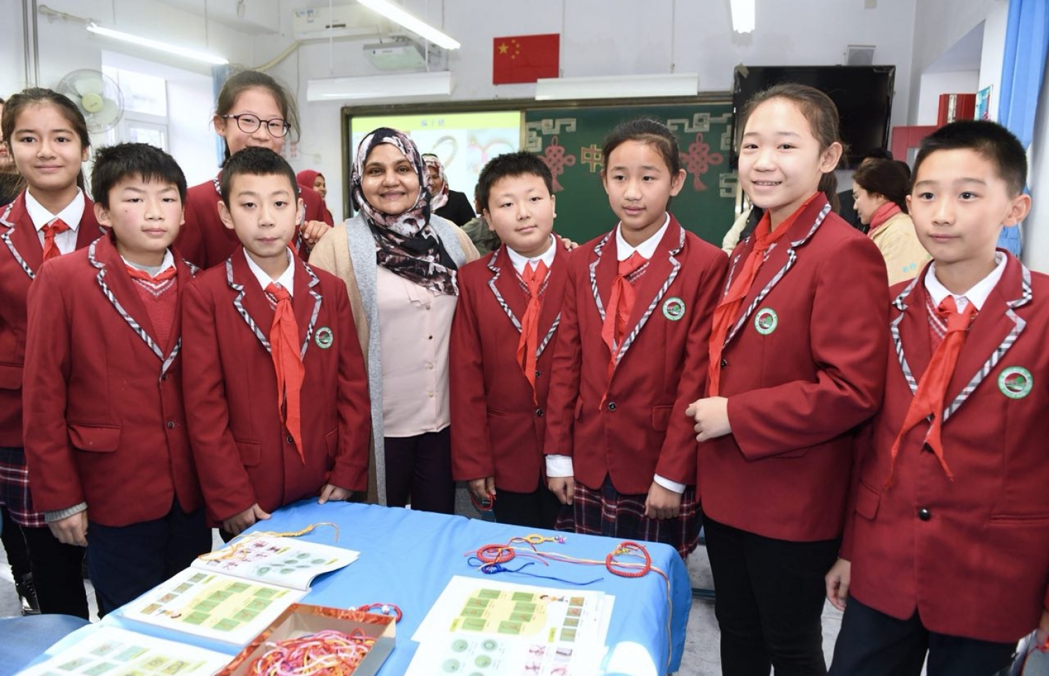 ޗައިނާ، ބެއިޖިން: ޑިސެމްބަރު 7، 2017- ރައީސް އަބްދުﷲ ޔާމީންގެ އަނބިކަނބަލުން ފަސްޓް ލޭޑީ ފާތިމަތު އިބްރާހީމް، ޗައިނާގެ ސްކޫލެއް ކަމަށްވާ ބެއިޖިން ޒިޝުކޫ އެލިމެންޓަރީ ސްކޫލަށް މިއަދު ޒިޔާރަތް ކުރައްވައި ބައެއް ކުދިންނާއެެކު ފޮޓޯފުޅެއް ނަންގަވަނީ---ފޮޓޯ: ރައީސް އޮފީސް