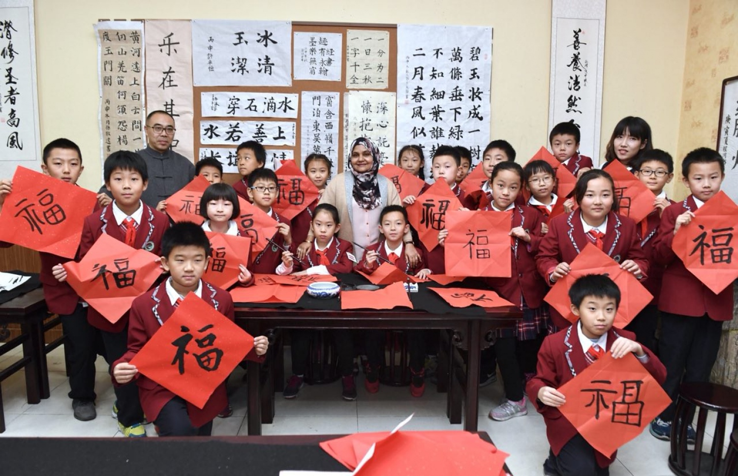 ޗައިނާ، ބެއިޖިން: ޑިސެމްބަރު 7، 2017- ރައީސް އަބްދުﷲ ޔާމީންގެ އަނބިކަނބަލުން ފަސްޓް ލޭޑީ ފާތިމަތު އިބްރާހީމް، ޗައިނާގެ ސްކޫލެއް ކަމަށްވާ ބެއިޖިން ޒިޝުކޫ އެލިމެންޓަރީ ސްކޫލަށް މިއަދު ޒިޔާރަތް ކުރައްވައި ބައެއް ކުދިންނާއެެކު ފޮޓޯފުޅެއް ނަންގަވަނީ---ފޮޓޯ: ރައީސް އޮފީސް