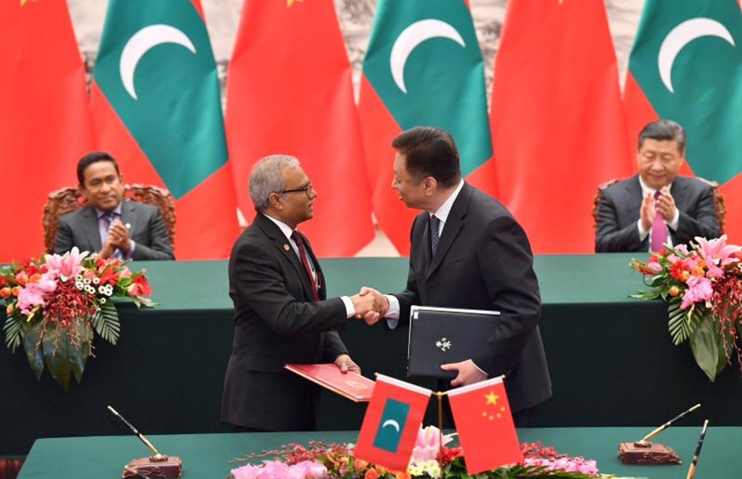 ރައީސް ޔާމީން މިދިޔަ ޑިސެމްބަރު މަހު، ޗައިނާ އަށް ކުރެއްވި ދަތުރުފުޅުގައި، ފޮރިން މިނިސްޓަރު އާސިމް (ވ) އެއްބަސްވުމެއްގައި ސޮއިކުރެއްވުމަށް ފަހު އެއްބަސްވުން ބަދަލުކުރައްވަނީ.---ފޮޓޯ: ރައީސް އޮފީސް