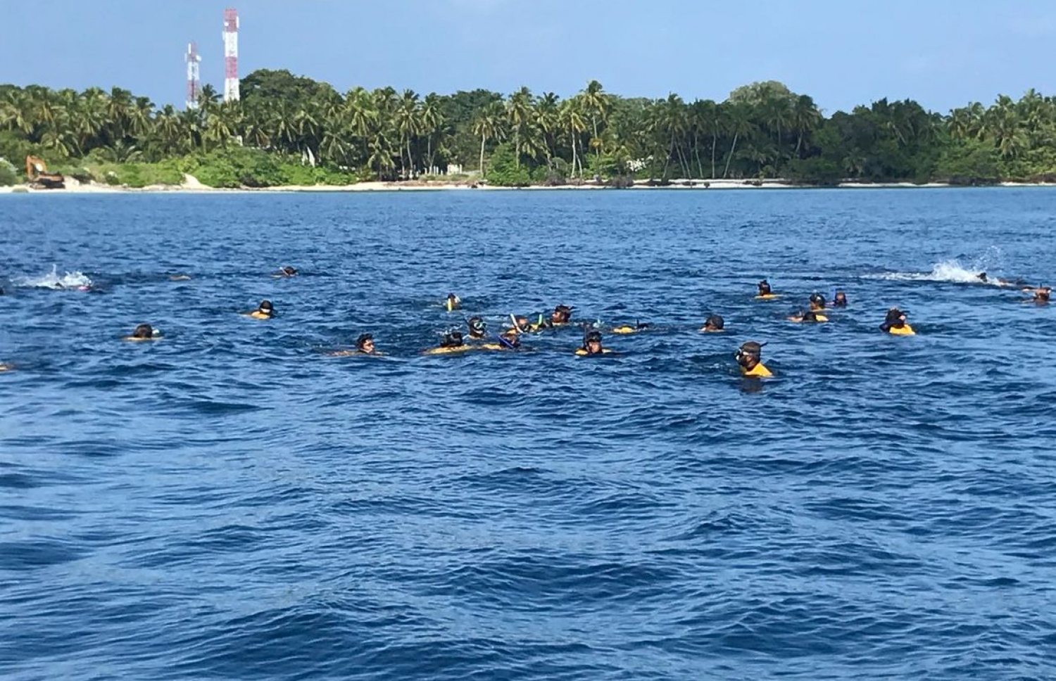 މަގޫދޫގައި އޮތް އިދިކޮޅު ޖަލްސާއަށް ބިލެއްދޫން ޒުވާނުންތަކެއް ފަތާފައި ދަނީ