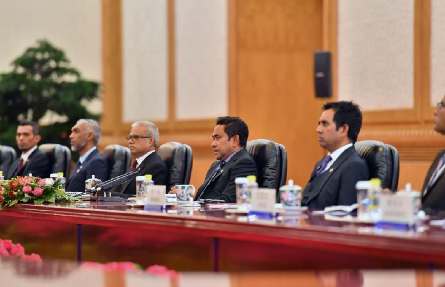 ޗައިނާ، ބެއިޖިން: ޑިސެމްބަރު 7، 2017- ރާއްޖޭގެ ރައީސް އަބްދުﷲ ޔާމީން ޗައިނާ އަށް ކުރައްވަމުން ގެންދަވާ ފުރަމާނަ ދަތުރުފުޅުގައި، ބޭއްވި ދެ ގައުމުގެ ރަސްމީ ވާހަކަތަކުގައި ރައީސް ޔާމީނާއި އެމަނިކުފާނުގެ ވަފްދުގެ ބައެއް ބޭފުޅުން.---ފޮޓޯ: ރައީސް އޮފީސް