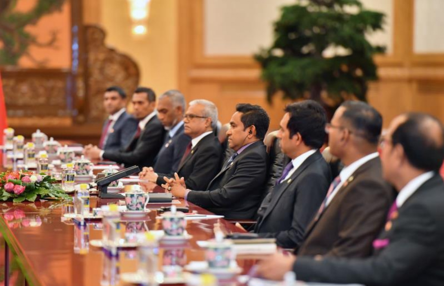 ޗައިނާ، ބެއިޖިން: ޑިސެމްބަރު 7، 2017- ރާއްޖޭގެ ރައީސް އަބްދުﷲ ޔާމީން ޗައިނާ އަށް ކުރައްވަމުން ގެންދަވާ ފުރަމާނަ ދަތުރުފުޅުގައި، ބޭއްވި ދެ ގައުމުގެ ރަސްމީ ވާހަކަތަކުގައި ރައީސް ޔާމީނާއި އެމަނިކުފާނުގެ ވަފްދުގެ ބައެއް ބޭފުޅުން.---ފޮޓޯ: ރައީސް އޮފީސް