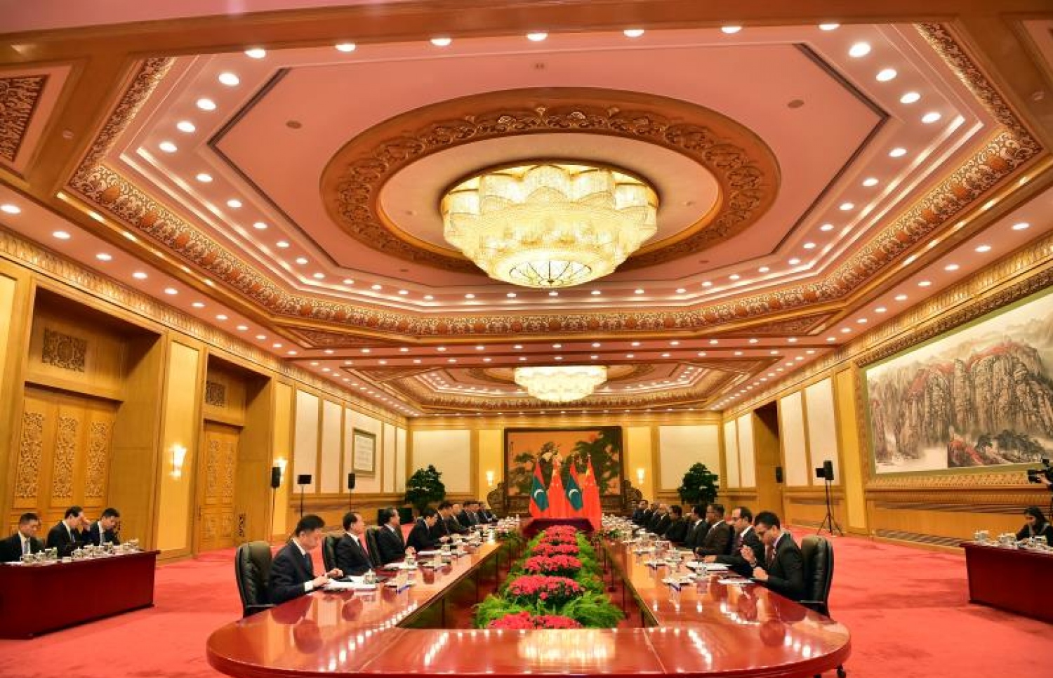 ޗައިނާ، ބެއިޖިން: ޑިސެމްބަރު 7، 2017- ރާއްޖޭގެ ރައީސް އަބްދުﷲ ޔާމީން ޗައިނާ އަށް ކުރައްވަމުން ގެންދަވާ ފުރަމާނަ ދަތުރުފުޅުގައި، ބޭއްވި ދެ ގައުމުގެ ރަސްމީ ވާހަކަތައް އެމަނިކުފާނާއި ޗައިނާގެ ރައީސް ޝީ ޖިންޕިން ކުރިއަށް ގެންދަވަނީ.---ފޮޓޯ: ރައީސް އޮފީސް