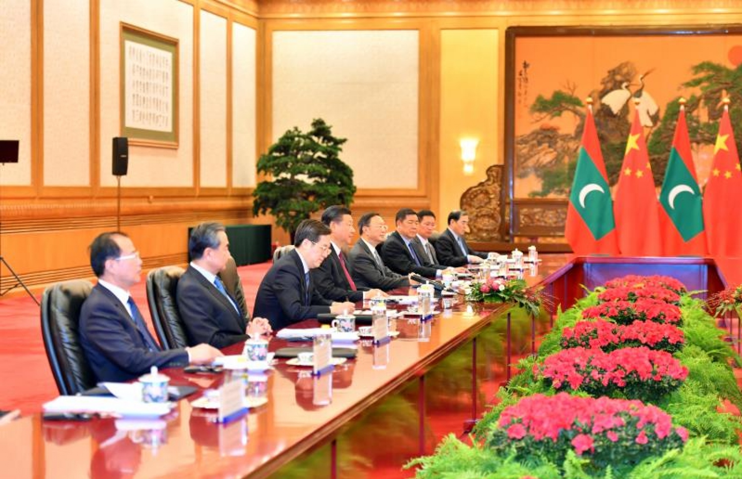 ޗައިނާ، ބެއިޖިން: ޑިސެމްބަރު 7، 2017- ރާއްޖޭގެ ރައީސް އަބްދުﷲ ޔާމީން ޗައިނާ އަށް ކުރައްވަމުން ގެންދަވާ ފުރަމާނަ ދަތުރުފުޅުގައި، ބޭއްވި ދެ ގައުމުގެ ރަސްމީ ވާހަކަތައް އެ ގައުމުގެ ރައީސް ޝީ ޖިންޕިން އާއި އެމަނިކުފާނުގެ ވަފްދުގެ ބޭފުޅުން.---ފޮޓޯ: ރައީސް އޮފީސް