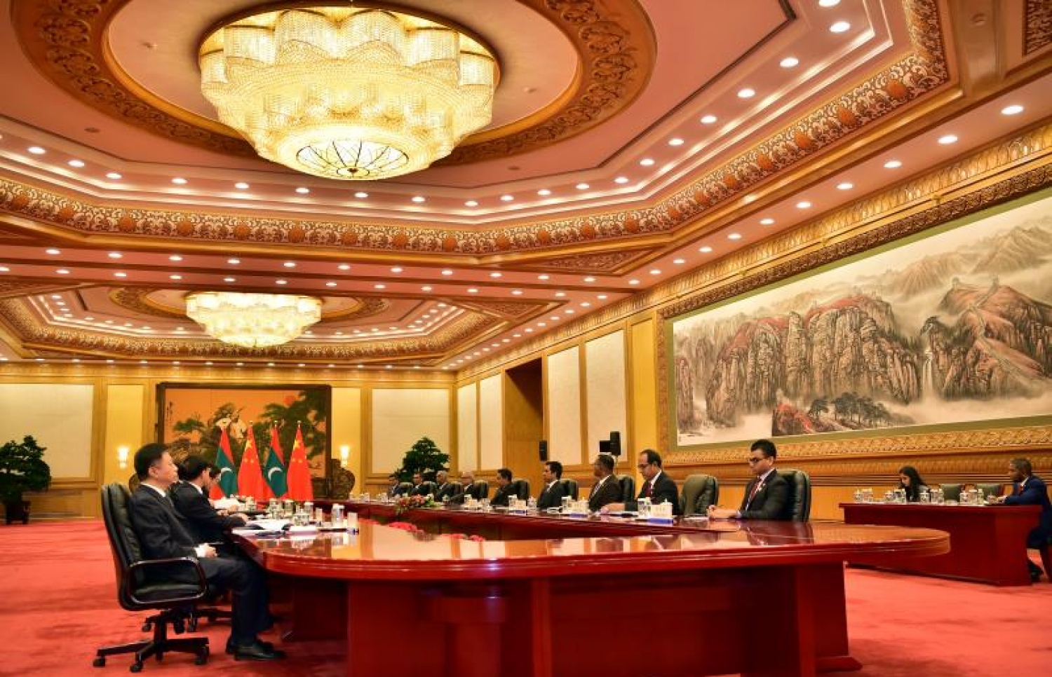 ޗައިނާ، ބެއިޖިން: ޑިސެމްބަރު 7، 2017- ރާއްޖޭގެ ރައީސް އަބްދުﷲ ޔާމީން ޗައިނާ އަށް ކުރައްވަމުން ގެންދަވާ ފުރަމާނަ ދަތުރުފުޅުގައި، ބޭއްވި ދެ ގައުމުގެ ރަސްމީ ވާހަކަތައް އެމަނިކުފާނާއި ޗައިނާގެ ރައީސް ޝީ ޖިންޕިން ކުރިއަށް ގެންދަވަނީ.---ފޮޓޯ: ރައީސް އޮފީސް