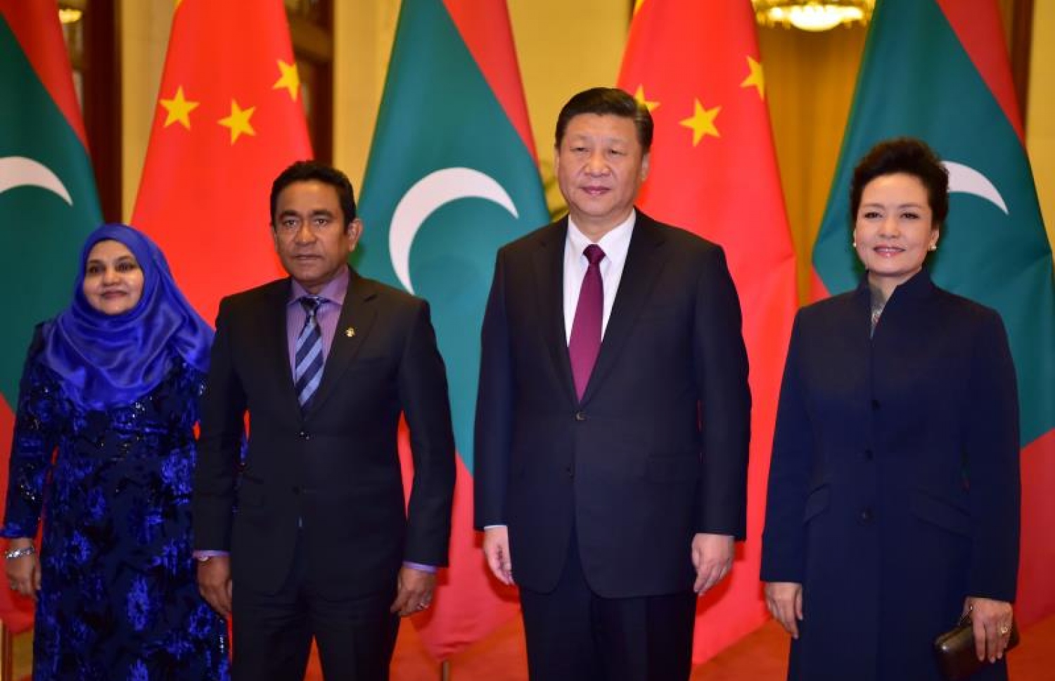 ޗައިނާ، ބެއިޖިން: ޑިސެމްބަރު 7، 2017- ރައީސް އަބްދުﷲ ޔާމީންގެ ދެކަނބަލުން ޗައިނާ އަށް ކުރައްވަމުން ގެންދަވާ ފުރަމާނަ ދަތުރުފުޅާ ގުޅިގެން، އެ ގައުމުގެ ރައީސް ޝީ ޖިންޕިންގެ ދެކަނބަލުން ރަސްމީކޮށް މަރުހަބާ ދަންނަވަނީ.---ފޮޓޯ: ރައީސް އޮފީސް