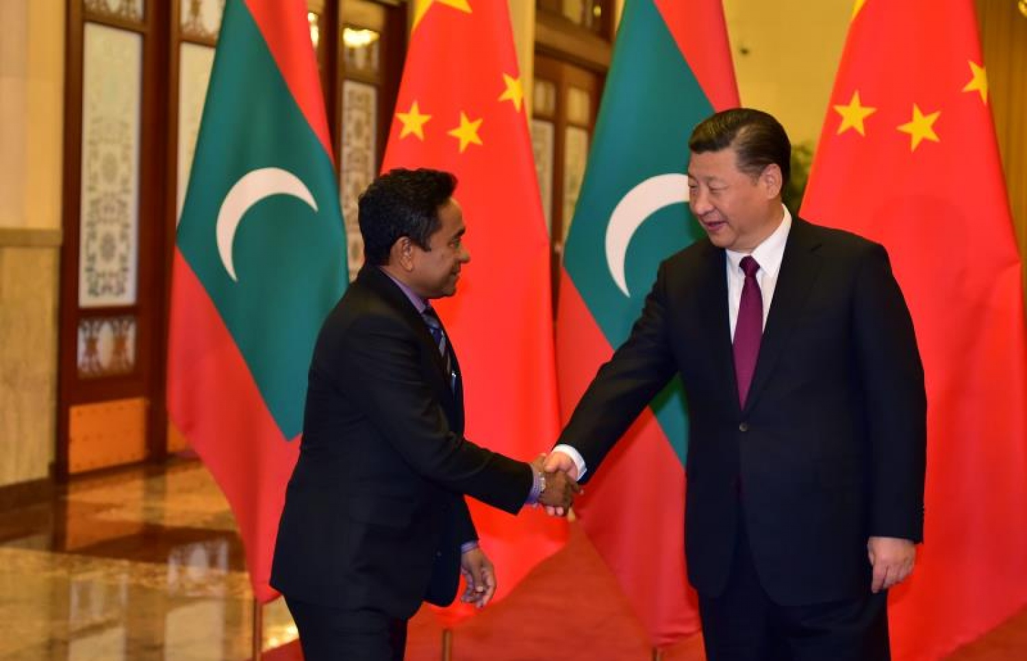 ޗައިނާ، ބެއިޖިން: ޑިސެމްބަރު 7، 2017- ރައީސް އަބްދުﷲ ޔާމީންގެ ދެކަނބަލުން ޗައިނާ އަށް ކުރައްވަމުން ގެންދަވާ ފުރަމާނަ ދަތުރުފުޅާ ގުޅިގެން، އެ ގައުމުގެ ރައީސް ޝީ ޖިންޕިން އެމަނިކުފާނަށް ރަސްމީކޮށް މަރުހަބާ ދަންނަވަނީ.---ފޮޓޯ: ރައީސް އޮފީސް