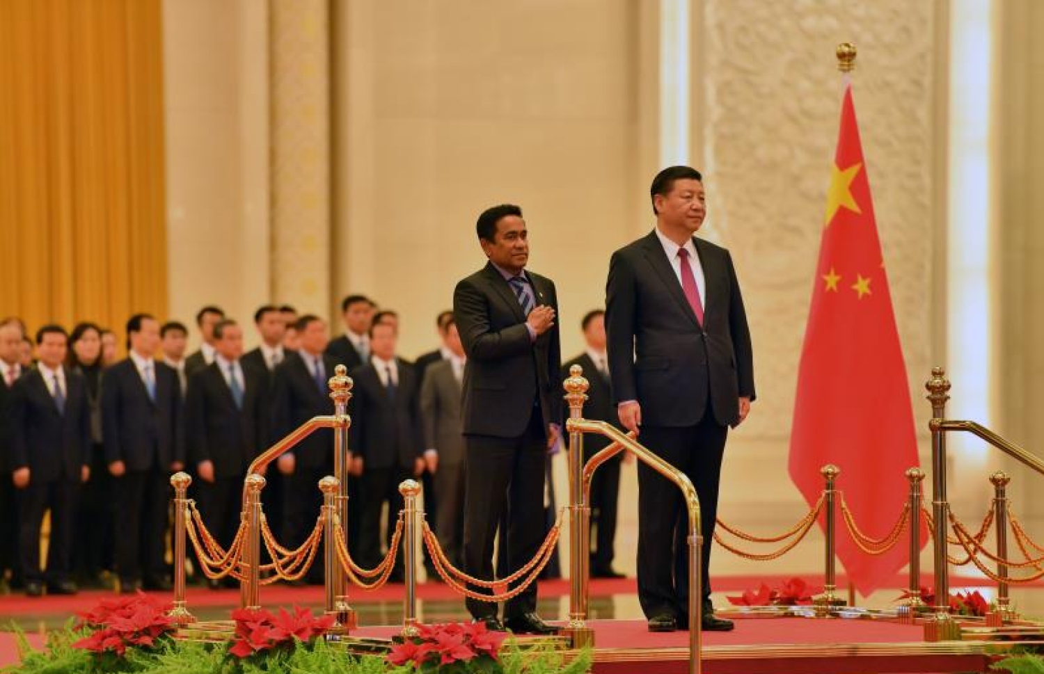 ޗައިނާ، ބެއިޖިން: ޑިސެމްބަރު 7، 2017- ރައީސް އަބްދުﷲ ޔާމީންގެ ދެކަނބަލުން ޗައިނާ އަށް ކުރައްވަމުން ގެންދަވާ ފުރަމާނަ ދަތުރުފުޅާ ގުޅިގެން، އެ ގައުމުގެ ރައީސް ޝީ ޖިންޕިން އެމަނިކުފާނަށް ރަސްމީކޮށް މަރުހަބާ ދަންނަވަނީ.---ފޮޓޯ: ރައީސް އޮފީސް