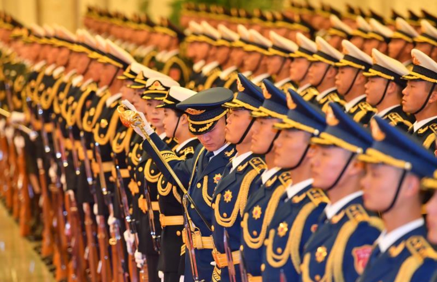 ޗައިނާ، ބެއިޖިން: ޑިސެމްބަރު 7، 2017- ރައީސް އަބްދުﷲ ޔާމީންގެ ދެކަނބަލުން ޗައިނާ އަށް ކުރައްވަމުން ގެންދަވާ ފުރަމާނަ ދަތުރުފުޅާ ގުޅިގެން، އެ ގައުމުގެ ރައީސް ޝީ ޖިންޕިން އެމަނިކުފާނަށް ރަސްމީކޮށް މަރުހަބާ ދެންނެވުމުގެ ރަސްމިއްޔާތު.---ފޮޓޯ: ރައީސް އޮފީސް