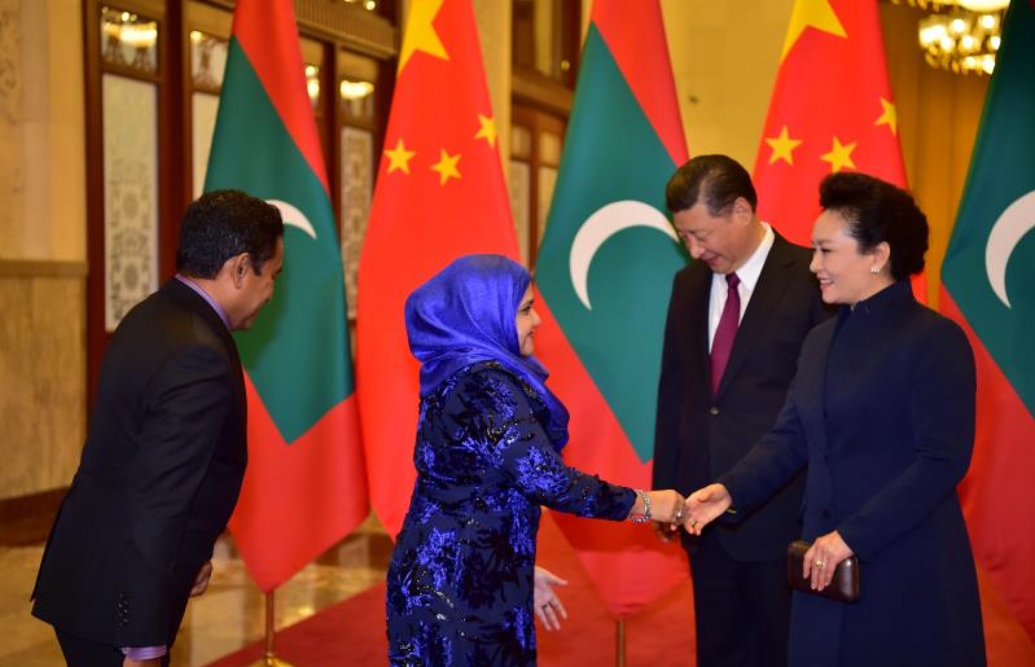 ޗައިނާ، ބެއިޖިން: ޑިސެމްބަރު 7، 2017- ރައީސް އަބްދުﷲ ޔާމީންގެ ދެކަނބަލުން ޗައިނާ އަށް ކުރައްވަމުން ގެންދަވާ ފުރަމާނަ ދަތުރުފުޅާ ގުޅިގެން، އެ ގައުމުގެ ރައީސް ޝީ ޖިންޕިންގެ ދެކަނބަލުން، ރައީސް ޔާމީންގެ ދެކަނބަލުންނަށް ރަސްމީކޮށް މަރުހަބާ ދަންނަވަނީ.---ފޮޓޯ: ރައީސް އޮފީސް