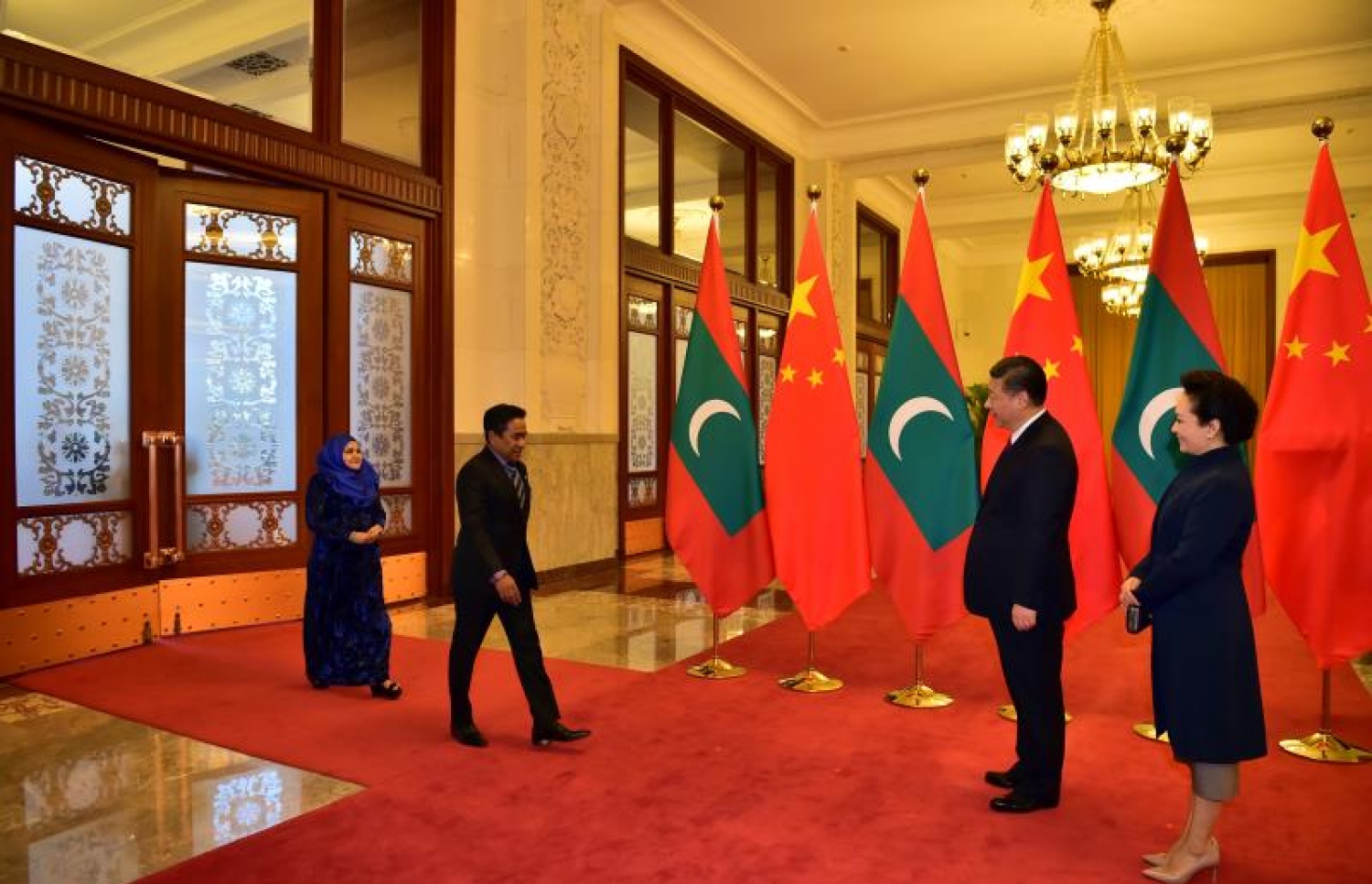 ޗައިނާ، ބެއިޖިން: ޑިސެމްބަރު 7، 2017- ރައީސް އަބްދުﷲ ޔާމީންގެ ދެކަނބަލުން ޗައިނާ އަށް ކުރައްވަމުން ގެންދަވާ ފުރަމާނަ ދަތުރުފުޅާ ގުޅިގެން، އެ ގައުމުގެ ރައީސް ޝީ ޖިންޕިންގެ ދެކަނބަލުން، ރައީސް ޔާމީންގެ ދެކަނބަލުންނަށް ރަސްމީކޮށް މަރުހަބާ ދަންނަވަނީ.---ފޮޓޯ: ރައީސް އޮފީސް