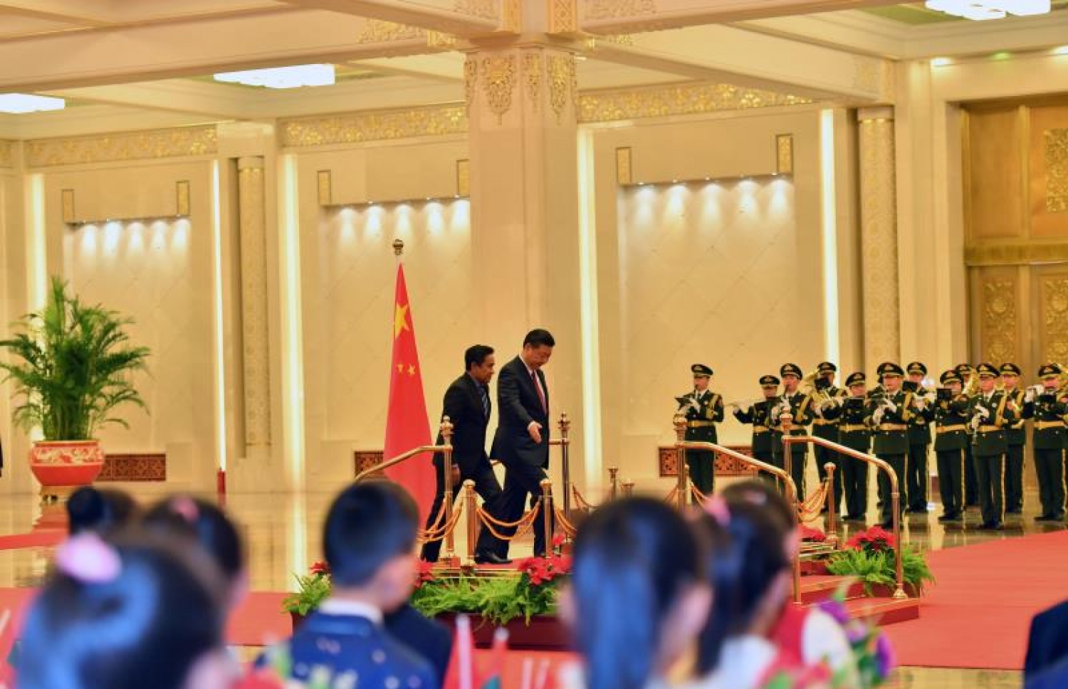 ޗައިނާ، ބެއިޖިން: ޑިސެމްބަރު 7، 2017- ރައީސް އަބްދުﷲ ޔާމީންގެ ދެކަނބަލުން ޗައިނާ އަށް ކުރައްވަމުން ގެންދަވާ ފުރަމާނަ ދަތުރުފުޅާ ގުޅިގެން، އެ ގައުމުގެ ރައީސް ޝީ ޖިންޕިން އެމަނިކުފާނަށް ރަސްމީކޮށް މަރުހަބާ ދަންނަވަނީ.---ފޮޓޯ: ރައީސް އޮފީސް