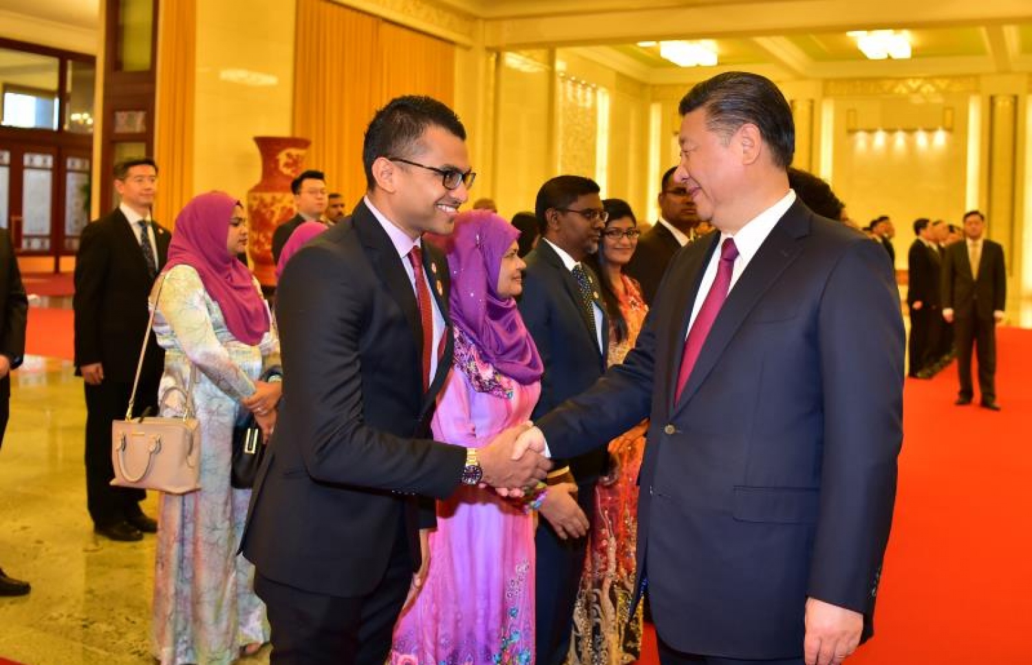 ޗައިނާ، ބެއިޖިން: ޑިސެމްބަރު 7، 2017- ރައީސް އަބްދުﷲ ޔާމީންގެ ދެކަނބަލުންނަށް، ޗައިނާގެ ރައީސްގެ ޝީ ޖިންޕިންގެ ދެކަނބަލުން ރަސްމީކޮށް މަރުހަބާ ދެންނެވުމަށް ބޭއްވި ރަސްމިއްޔާތުގައި، ރައީސް އޮފީހުގެ ޗީފް ކޮމިއުނިކޭޝަންސް ސްޓްރެޓީޖިސްޓް އިމްޖާދު ޖަލީލް، ޝީއާ ސަލާމް ކުރައްވަނީ.---ފޮޓޯ: ރައީސް އޮފީސް