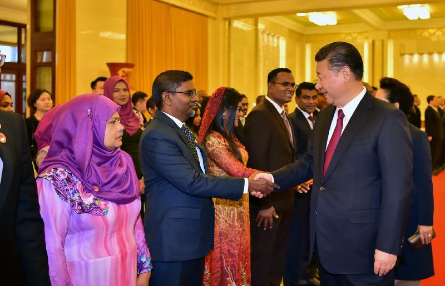 ޗައިނާ، ބެއިޖިން: ޑިސެމްބަރު 7، 2017- ރައީސް އަބްދުﷲ ޔާމީންގެ ދެކަނބަލުންނަށް، ޗައިނާގެ ރައީސްގެ ޝީ ޖިންޕިންގެ ދެކަނބަލުން ރަސްމީކޮށް މަރުހަބާ ދެންނެވުމަށް ބޭއްވި ރަސްމިއްޔާތުގައި، ރާއްޖޭގެ ސެންޓްރަލް ބޭންކް އެމްއެމްއޭގެ ގަަވަރުނަރު ނަސީރު، ޝީއާ ސަލާމް ކުރައްވަނީ.---ފޮޓޯ: ރައީސް އޮފީސް