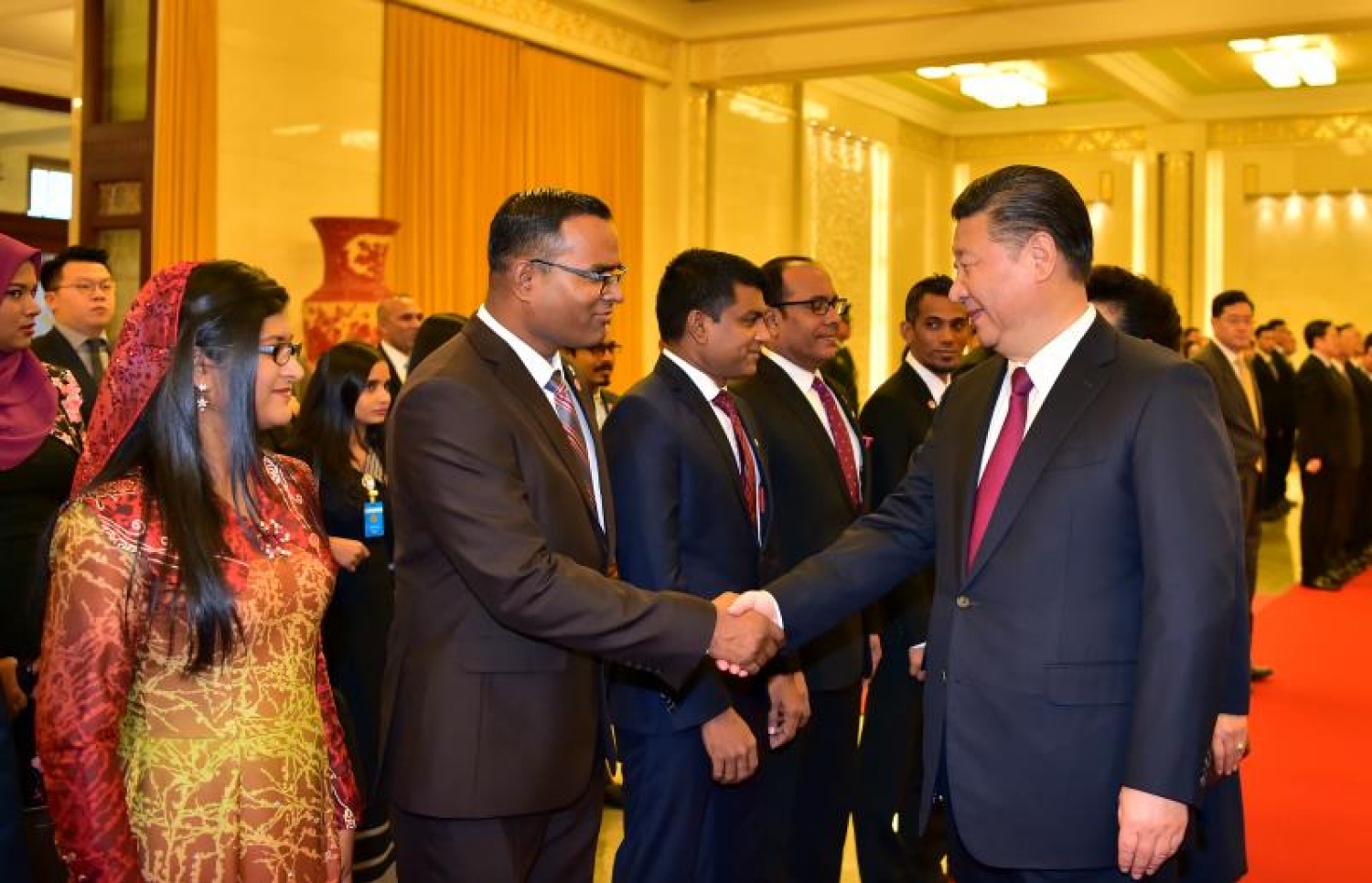 ޗައިނާ، ބެއިޖިން: ޑިސެމްބަރު 7، 2017- ރައީސް އަބްދުﷲ ޔާމީންގެ ދެކަނބަލުންނަށް، ޗައިނާގެ ރައީސްގެ ޝީ ޖިންޕިންގެ ދެކަނބަލުން ރަސްމީކޮށް މަރުހަބާ ދެންނެވުމަށް ބޭއްވި ރަސްމިއްޔާތުގައި، ޗައިނާގައި ހުންނަވާ ދިވެހި ސަފީރު ފައިސަލް، ޝީއާ ސަލާމް ކުރައްވަނީ.---ފޮޓޯ: ރައީސް އޮފީސް