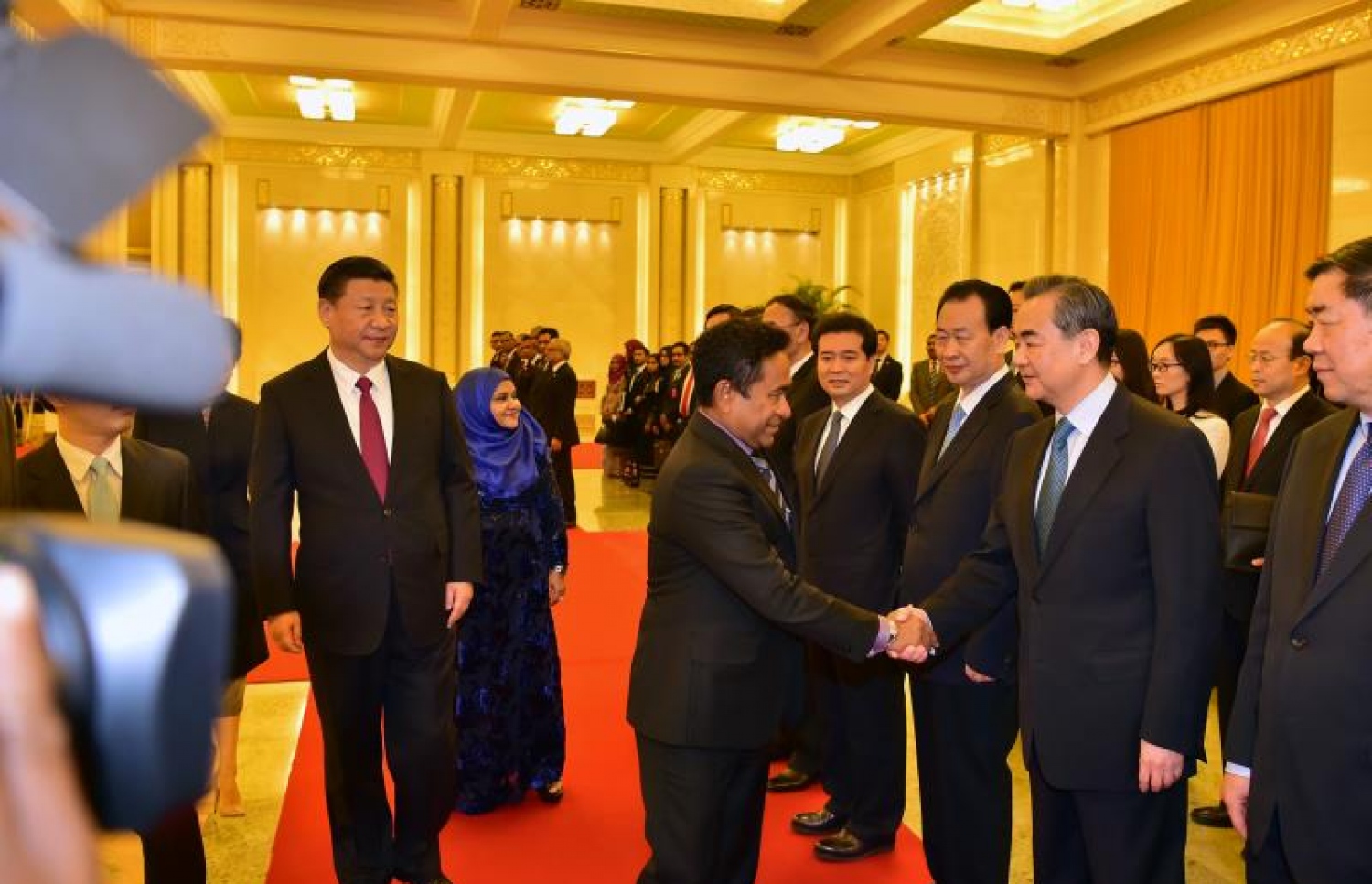 ޗައިނާ، ބެއިޖިން: ޑިސެމްބަރު 7، 2017- ރައީސް އަބްދުﷲ ޔާމީންގެ ދެކަނބަލުންނަށް، ޗައިނާގެ ރައީސްގެ ޝީ ޖިންޕިންގެ ދެކަނބަލުން ރަސްމީކޮށް މަރުހަބާ ދެންނެވުމަށް ބޭއްވި ރަސްމިއްޔާތުގައި، އެ ގައުމުގެ ސަރުކާރުގެ އިސްވެރިންނާ ރައީސް ޔާމީން ސަލާމް ކުރައްވަނީ.---ފޮޓޯ: ރައީސް އޮފީސް