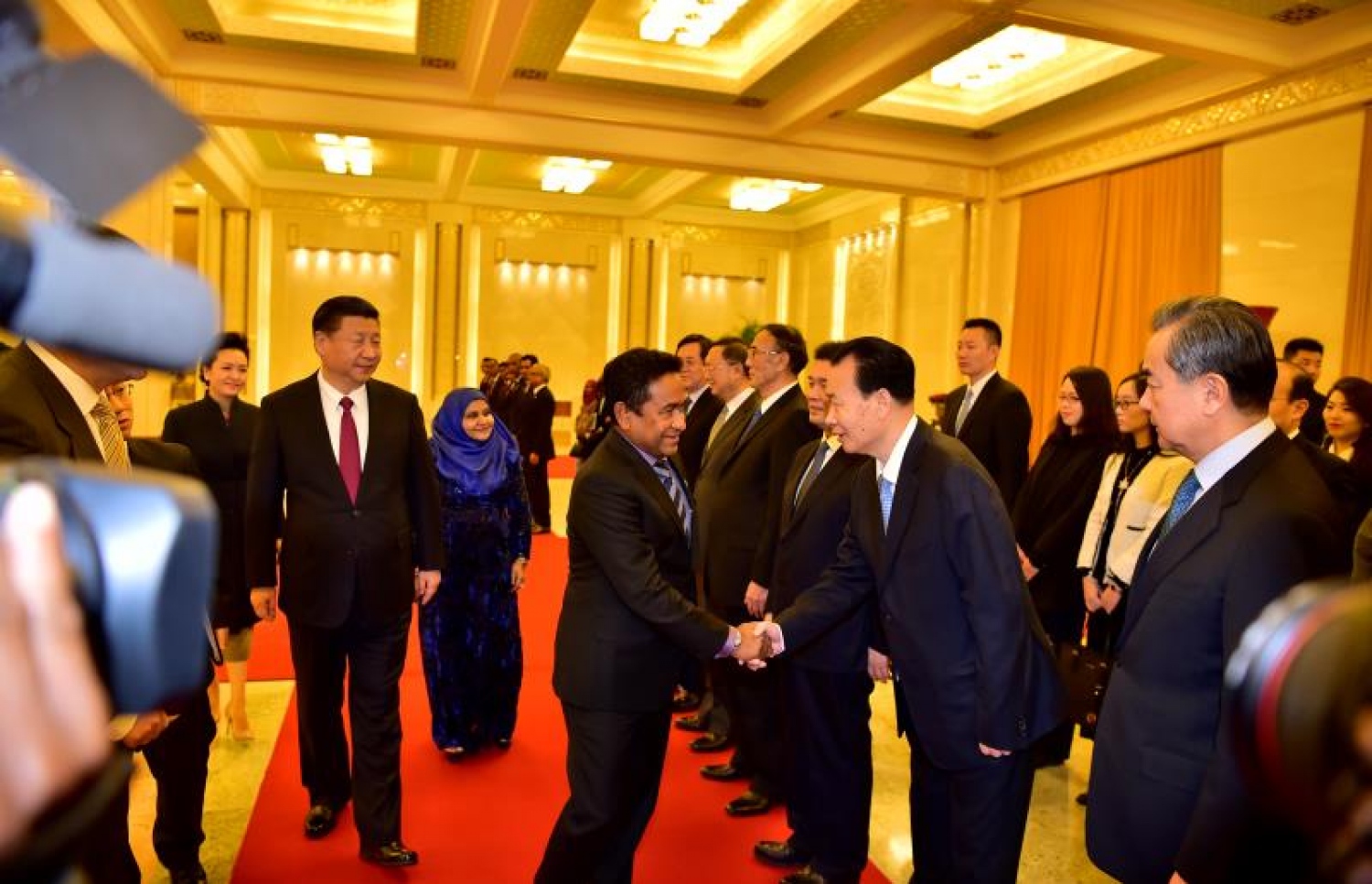 ޗައިނާ، ބެއިޖިން: ޑިސެމްބަރު 7، 2017- ރައީސް އަބްދުﷲ ޔާމީންގެ ދެކަނބަލުންނަށް، ޗައިނާގެ ރައީސްގެ ޝީ ޖިންޕިންގެ ދެކަނބަލުން ރަސްމީކޮށް މަރުހަބާ ދެންނެވުމަށް ބޭއްވި ރަސްމިއްޔާތުގައި، އެ ގައުމުގެ ސަރުކާރުގެ އިސްވެރިންނާ ރައީސް ޔާމީން ސަލާމް ކުރައްވަނީ.---ފޮޓޯ: ރައީސް އޮފީސް