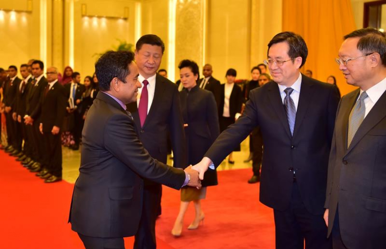 ޗައިނާ، ބެއިޖިން: ޑިސެމްބަރު 7، 2017- ރައީސް އަބްދުﷲ ޔާމީންގެ ދެކަނބަލުންނަށް، ޗައިނާގެ ރައީސްގެ ޝީ ޖިންޕިންގެ ދެކަނބަލުން ރަސްމީކޮށް މަރުހަބާ ދެންނެވުމަށް ބޭއްވި ރަސްމިއްޔާތުގައި، އެ ގައުމުގެ ސަރުކާރުގެ އިސްވެރިންނާ ރައީސް ޔާމީން ސަލާމް ކުރައްވަނީ.---ފޮޓޯ: ރައީސް އޮފީސް