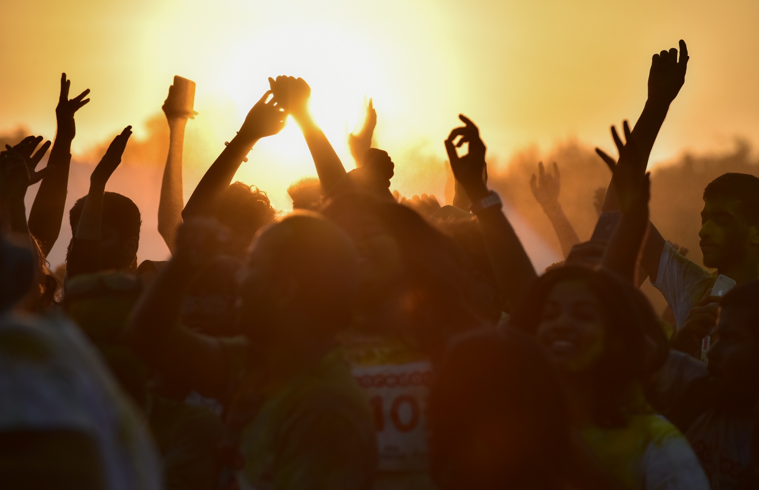 ހުޅުމާލެ: 8 ޑިސެމްބަރު 2017، އުރީދޫ އިން ރާއްޖޭގެ ދުވުމުގެ މައިދާނަށް މުޅިން އަލަށް ތައާރަފުކުރި "ކަލާ ރަން" މިއަދު ހުޅުމާލޭގައި ބޭއްވުން ، އުރީދޫ އިން މިއަދު ބޭއްވި ކަލާ ރަންގެ އަމާޒަކީ، ދުޅަހެޔޮ ދިރިއުޅުމަކަށް، ދުވުމަކީ މަޖާ އަދި އުފާވެރިކަން ގެނުވަދޭނެ ހަރަކާތެއްކަން އަންގައިދިނުން ކަމަށް އެ ކުންފުނިން ބުނޭ،--. ފޮޓޯ: ނިޝާން އަލީ/ މިހާރު