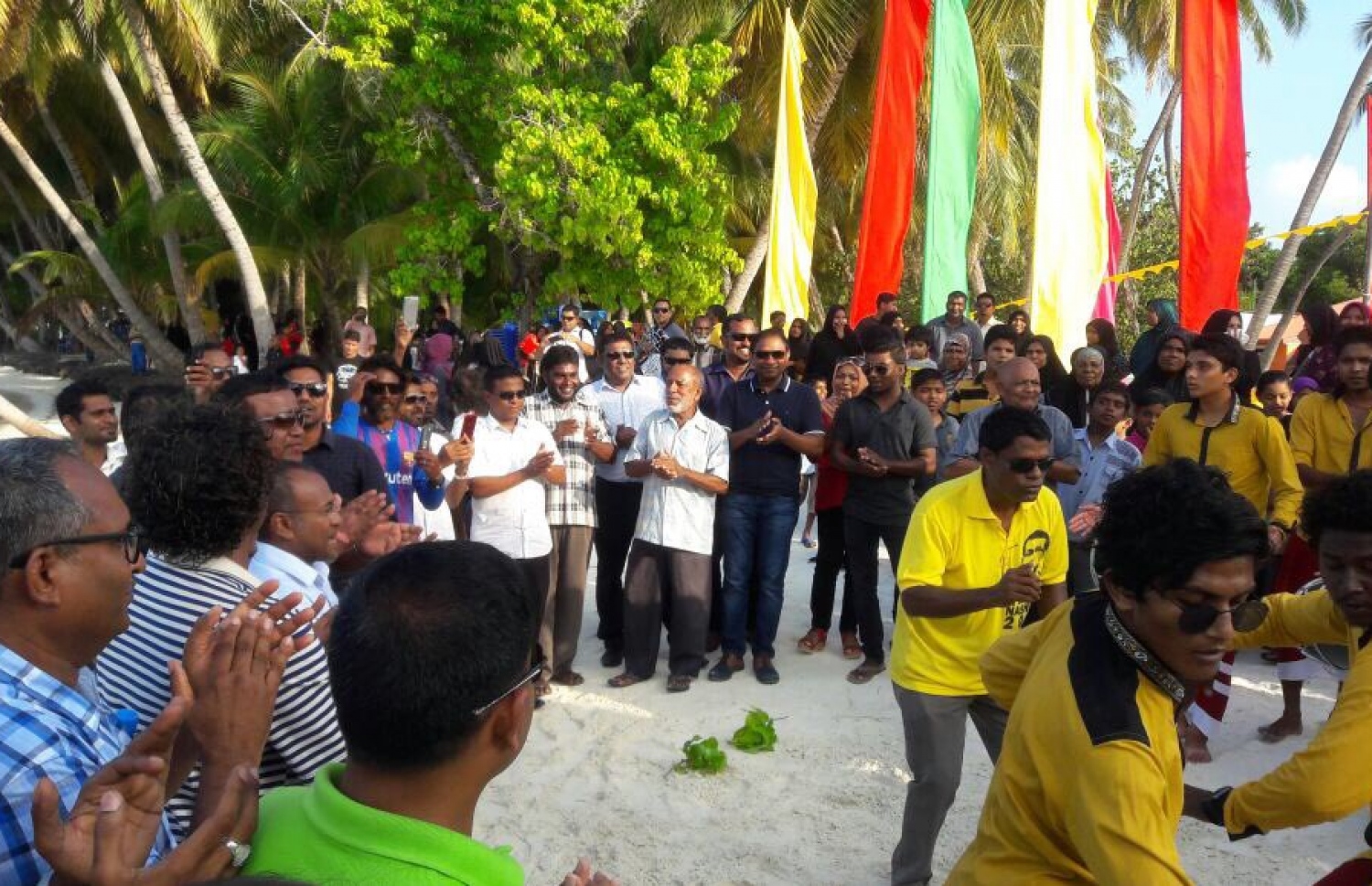 ބިލެއްދޫ ޒުވާނުން ފަތާފައި މަގޫދުއަށް ދިޔުމުން އެ މީހުންނަށް މަރުހަބާ ކިޔުމަށް އެރަށުގައި ބޮޑުބެރު ޖަހައި ނަށާއިރު އިދިކޮޅު ބައެއް މެމްބަރުން އަތް ޖައްސަވަނީ