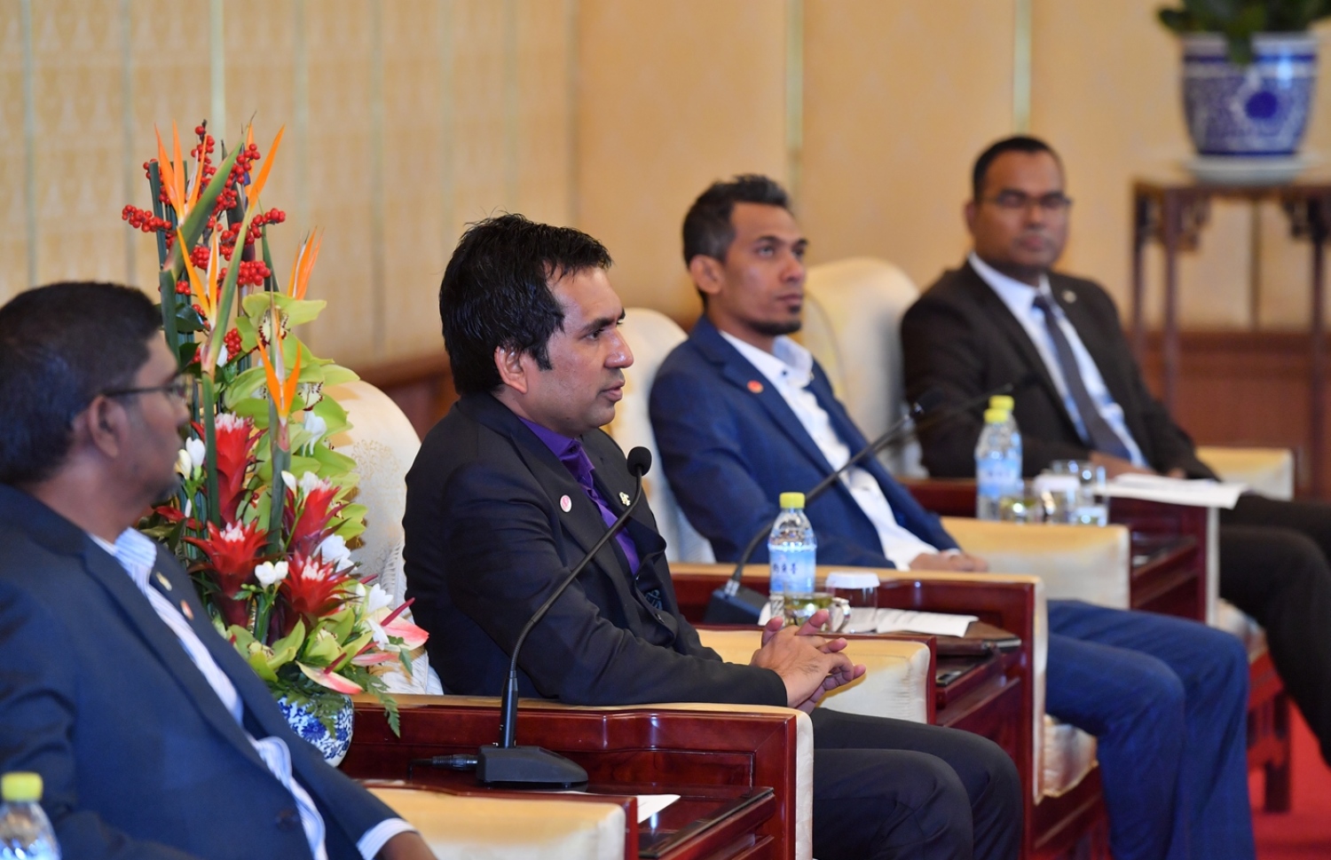 ޗައިނާ، ބެއިޖިން: ޑިސެމްބަރު 8، 2017- ރައީސް އަބްދުﷲ ޔާމީންގެ އަރިހުގައި ޗައިނާ އަށް ވަޑައިގެންނެވި ވަފްދުގެ ބައެއް ބޭފުޅުން އެ ގައުމުގެ ބޭންކްތަކުގެ އިސްވެރިންނާ ބައްދަލު ކުރައްވަނީ.---ފޮޓޯ: ރައީސް އޮފީސް