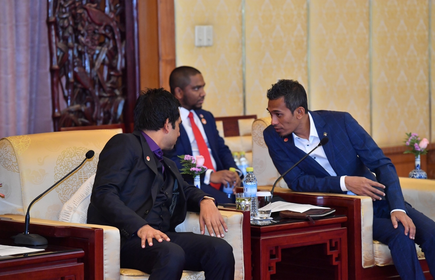 ދިވެހި ވަފްދުން ޗައިނާގެ ބޭންކްތަކުގެ އިސްވެރިންނާ ބައްދަލުކުރުން