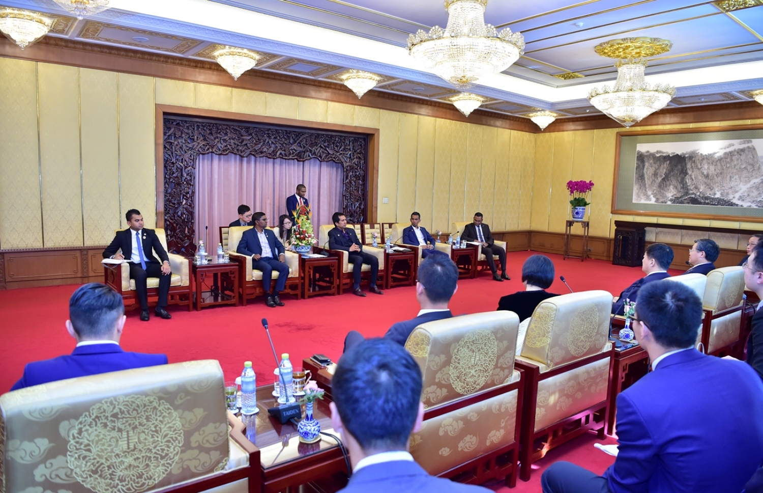 ޗައިނާ، ބެއިޖިން: ޑިސެމްބަރު 8، 2017- ރައީސް އަބްދުﷲ ޔާމީންގެ އަރިހުގައި ޗައިނާ އަށް ވަޑައިގެންނެވި ވަފްދުގެ ބައެއް ބޭފުޅުން އެ ގައުމުގެ ބޭންކްތަކުގެ އިސްވެރިންނާ ބައްދަލު ކުރައްވަނީ.---ފޮޓޯ: ރައީސް އޮފީސް