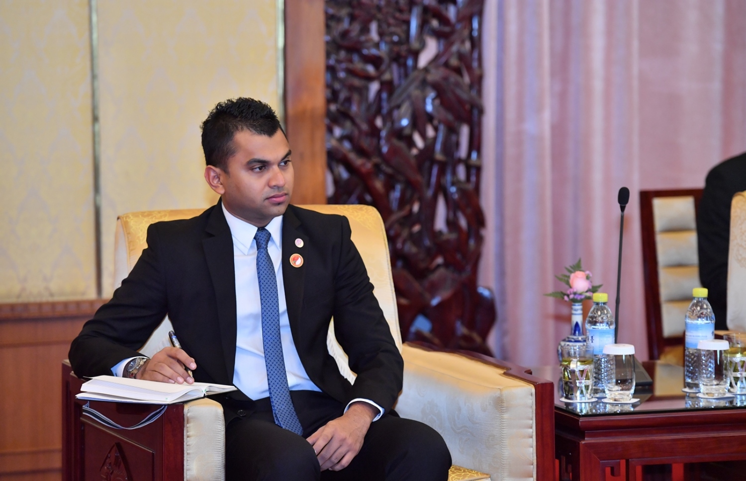 ޗައިނާ، ބެއިޖިން: ޑިސެމްބަރު 8، 2017- ރައީސް އަބްދުﷲ ޔާމީންގެ އަރިހުގައި ޗައިނާ އަށް ވަޑައިގެންނެވި ވަފްދުގެ ބައެއް ބޭފުޅުން ޗައިނާގެ ބޭންކްތަކުގެ އިސްވެރިންނާއެކު ބޭއްވި ބައްދަލުވުމުގައި، ރައީސް އޮފީހުގެ ޗީފް ކޮމިއުނިކޭޝަންސް ސްޓްރެޓީޖިސްޓް އިމްޖާދު ޖަލީލް ބައިވެރިވެވަޑައިގަންނަވަނީ.---ފޮޓޯ: ރައީސް އޮފީސް