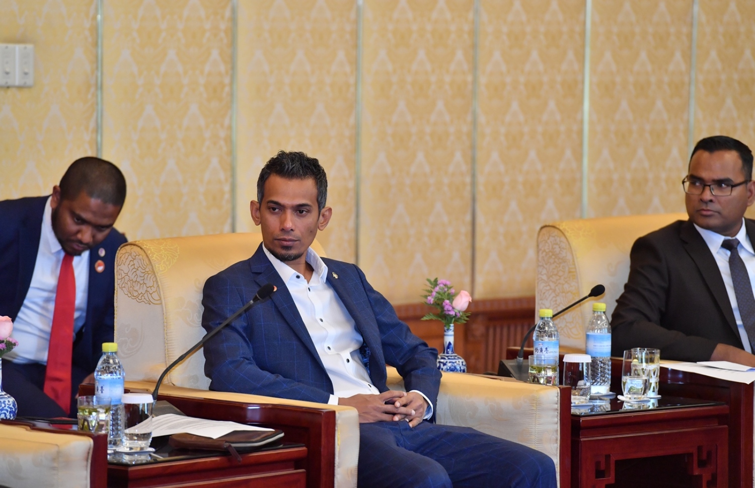 ޗައިނާ، ބެއިޖިން: ޑިސެމްބަރު 8، 2017- ރައީސް އަބްދުﷲ ޔާމީންގެ އަރިހުގައި ޗައިނާ އަށް ވަޑައިގެންނެވި ވަފްދުގެ ބައެއް ބޭފުޅުން އެ ގައުމުގެ ބޭންކްތަކުގެ އިސްވެރިންނާ ބައްދަލު ކުރައްވާއިރު، ދިވެހި ވަފްދުގައި ހިމެނިވަޑައިގަންނަވާ، ރައީސް އޮފީހުގެ މިނިސްޓަ އޮފް ސްޓޭޓް ފޯ އިކޮނޮމިކް ރިލޭޝަންސް މުހައްމަދު ލުވެއިޒް.---ފޮޓޯ: ރައީސް އޮފީސް