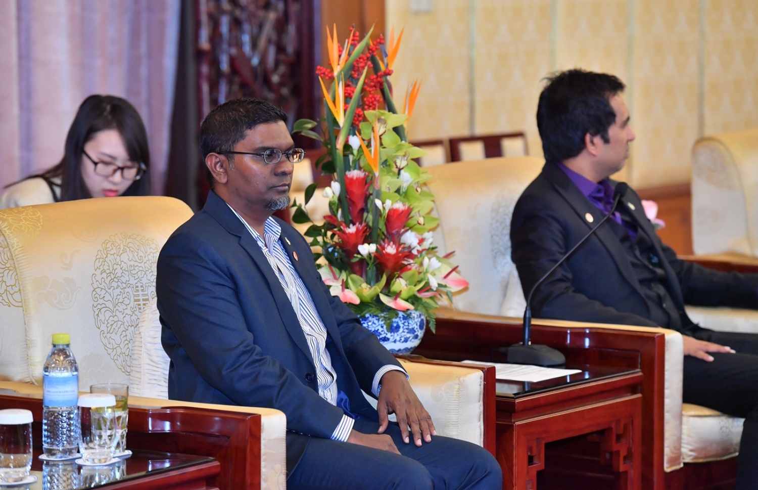 ޗައިނާ، ބެއިޖިން: ޑިސެމްބަރު 8، 2017- ރައީސް އަބްދުﷲ ޔާމީންގެ އަރިހުގައި ޗައިނާ އަށް ވަޑައިގެންނެވި ވަފްދުގެ ބައެއް ބޭފުޅުން އެ ގައުމުގެ ބޭންކްތަކުގެ އިސްވެރިންނާ ބައްދަލު ކުރައްވާއިރު، ދިވެހި ވަފްދުގައި ހިމެނިވަޑައިގަންނަވާ، ރާއްޖޭގެ ސެންޓްރަލް ބޭންކް އެމްއެމްއޭގެ ގަވަރުނަރު ނަސީރު.---ފޮޓޯ: ރައީސް އޮފީސް