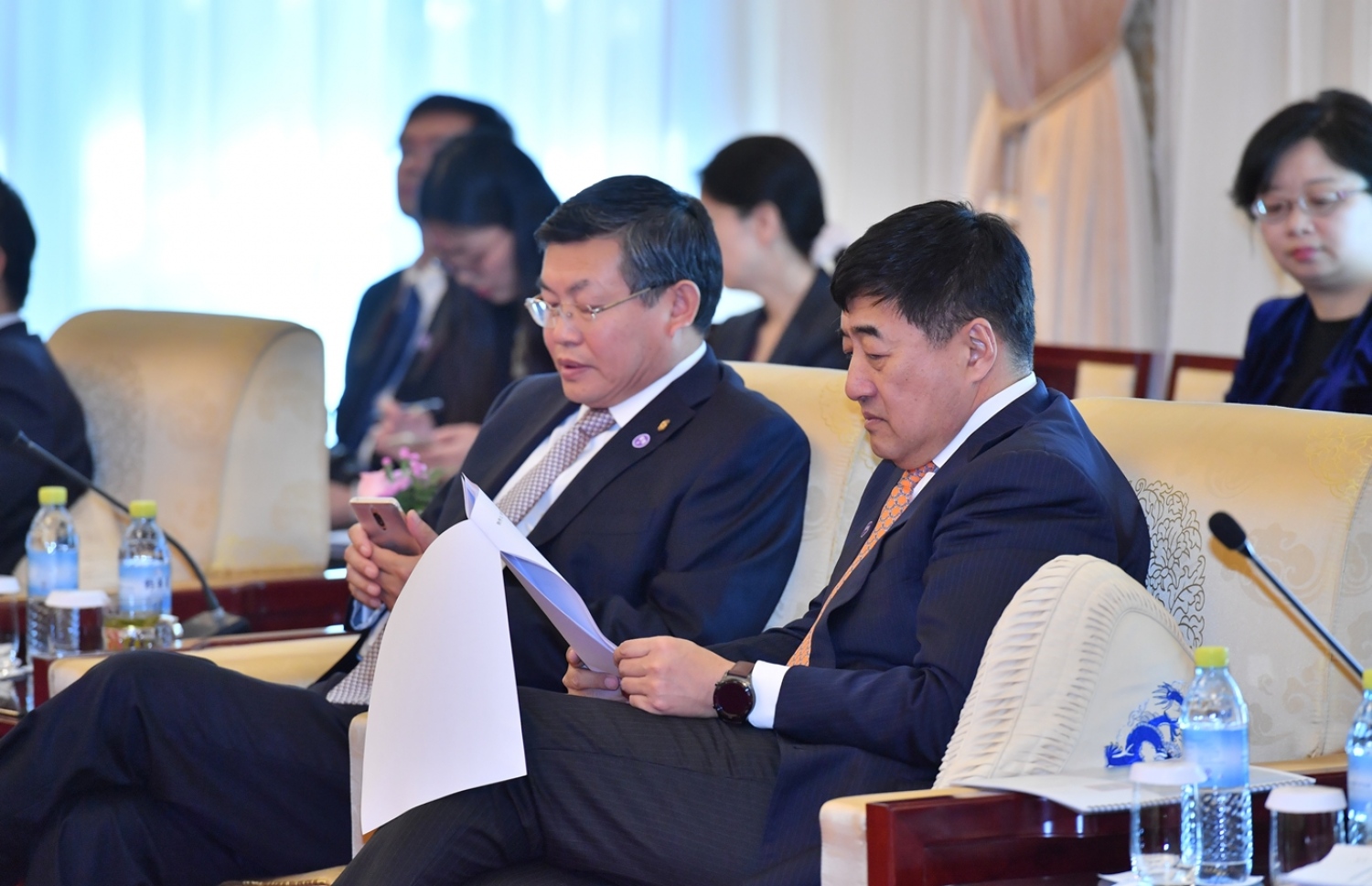 ޗައިނާ، ބެއިޖިން: ޑިސެމްބަރު 8، 2017- ރައީސް އަބްދުﷲ ޔާމީންގެ އަރިހުގައި ޗައިނާ އަށް ވަޑައިގެންނެވި ވަފްދުގެ ބައެއް ބޭފުޅުން އެ ގައުމުގެ ބޭންކްތަކުގެ އިސްވެރިންނާއެކު ބޭއްވި ބައްދަލުވުމުގައި ބައިވެރިވެވަޑައިގެންނެވި، ޗައިނާގެ ބޭންކްތަކުގެ ބައެއް ބޭފުޅުން.---ފޮޓޯ: ރައީސް އޮފީސް