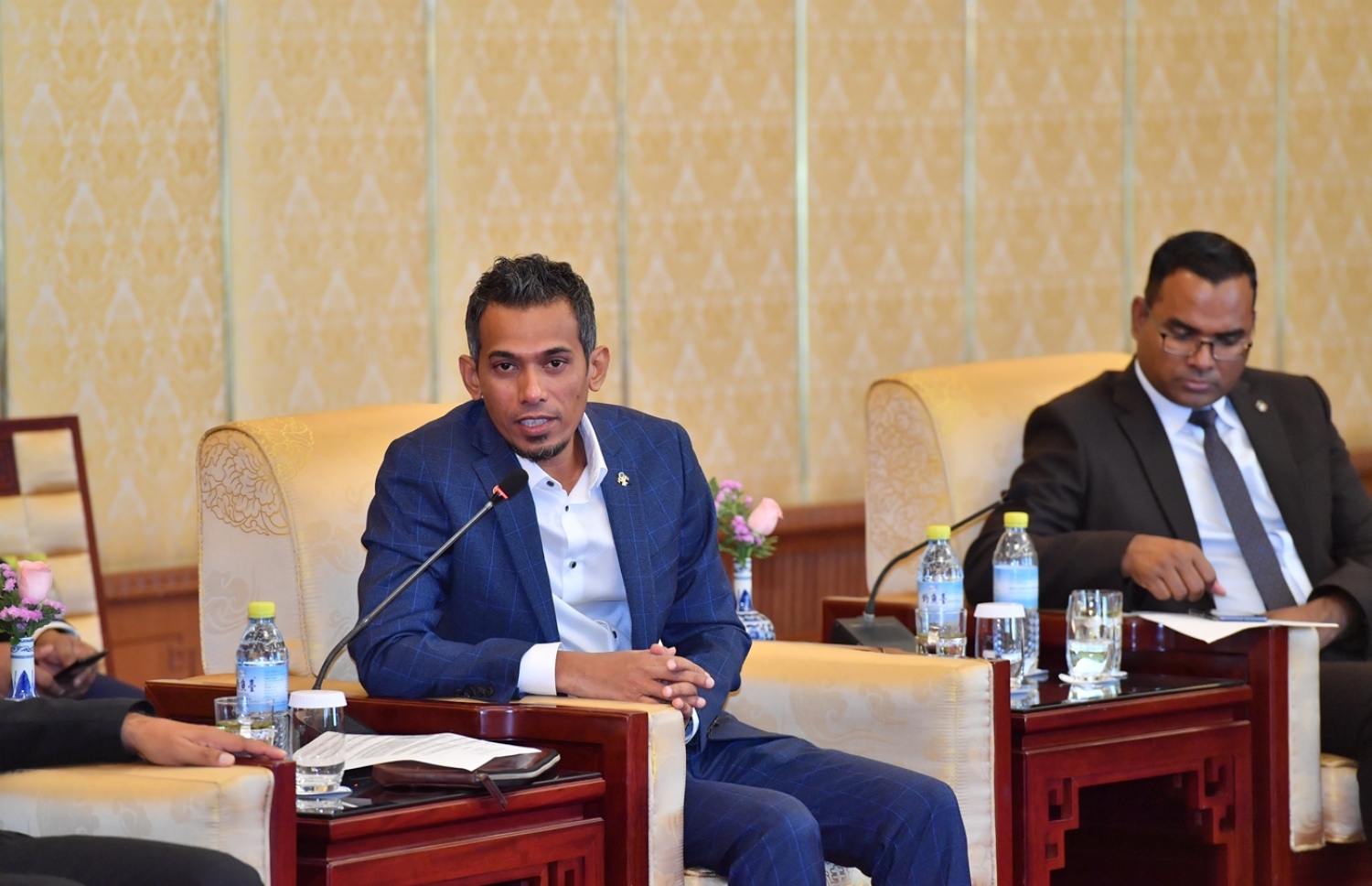 ޗައިނާ، ބެއިޖިން: ޑިސެމްބަރު 8، 2017- ރައީސް އަބްދުﷲ ޔާމީންގެ އަރިހުގައި ޗައިނާ އަށް ވަޑައިގެންނެވި ވަފްދުގެ ބައެއް ބޭފުޅުން އެ ގައުމުގެ ބޭންކްތަކުގެ އިސްވެރިންނާ ބައްދަލު ކުރައްވާއިރު، ދިވެހި ވަފްދުގައި ހިމެނިވަޑައިގަންނަވާ، ރައީސް އޮފީހުގެ މިނިސްޓަ އޮފް ސްޓޭޓް ފޯ އިކޮނޮމިކް ރިލޭޝަންސް މުހައްމަދު ލުވެއިޒް މައުލޫމާތު ދެއްވަނީ.---ފޮޓޯ: ރައީސް އޮފީސް