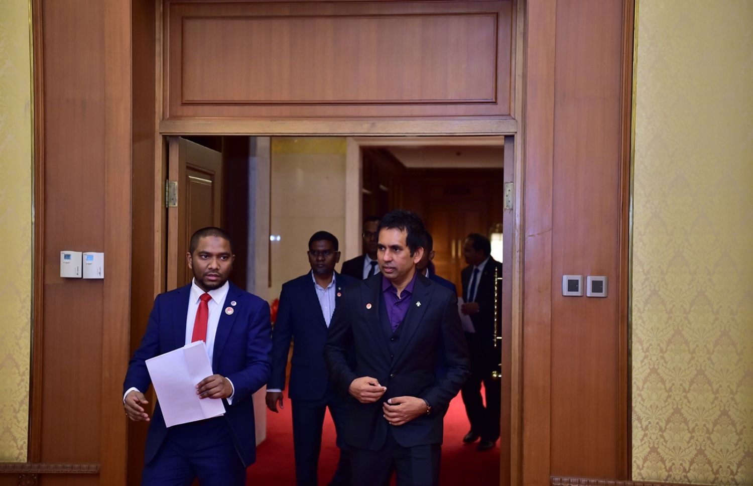 ޗައިނާ، ބެއިޖިން: ޑިސެމްބަރު 8، 2017- ރައީސް އަބްދުﷲ ޔާމީންގެ އަރިހުގައި ޗައިނާ އަށް ވަޑައިގެންނެވި ވަފްދުގެ ބައެއް ބޭފުޅުން އެ ގައުމުގެ ބޭންކްތަކުގެ އިސްވެރިންނާ ބައްދަލު ކުރައްވަން ވަޑައިގަންނަވަނީ.---ފޮޓޯ: ރައީސް އޮފީސް