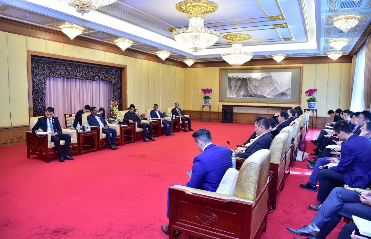 ޗައިނާ، ބެއިޖިން: ޑިސެމްބަރު 8، 2017- ރައީސް އަބްދުﷲ ޔާމީންގެ އަރިހުގައި ޗައިނާ އަށް ވަޑައިގެންނެވި ވަފްދުގެ ބައެއް ބޭފުޅުން އެ ގައުމުގެ ބޭންކްތަކުގެ އިސްވެރިންނާ ބައްދަލު ކުރައްވަނީ.---ފޮޓޯ: ރައީސް އޮފީސް