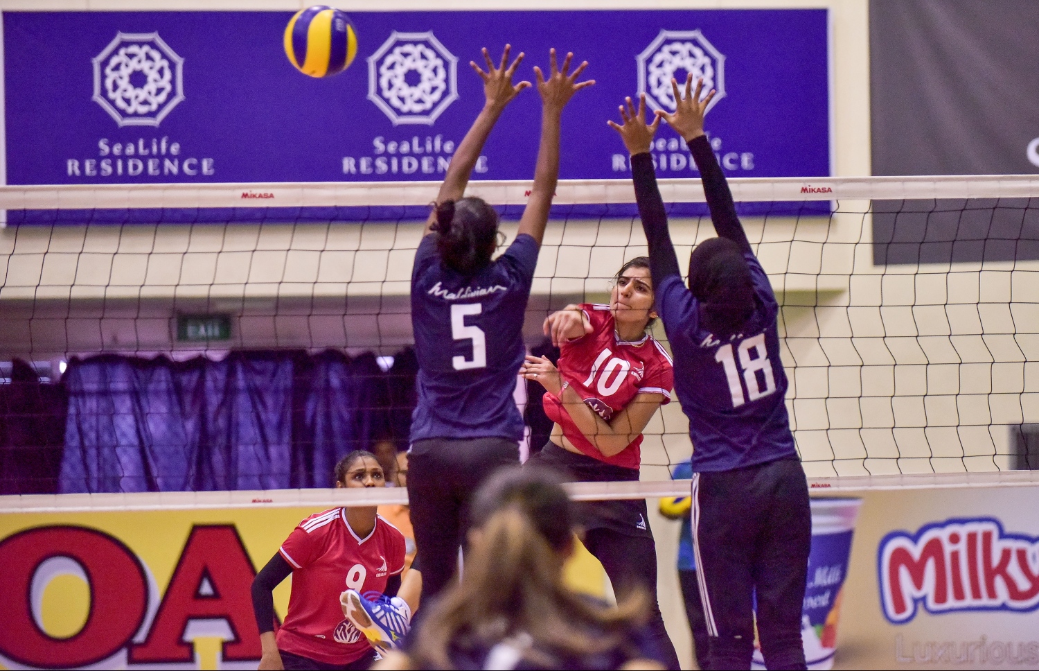 ޕޮލިހާއި މިސްކިތްމަގު މިއަދު ކުޅުނު މެޗުގެ ތެރެއިން.-- ފޮޓޯ: ނިޝާން އަލީ/ މިހާރު