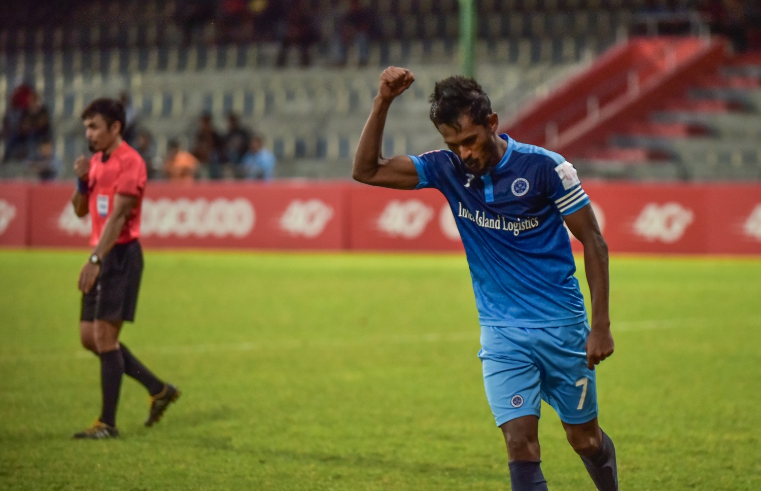 ގަލޮޅު ދަނޑު، މާލެ (ޑިސެމްބަރު 9) - ޕްރެޒިޑެންޓްސް ކަޕުގެ ސެމީ ފައިނަލުގައި ނިއު ރޭޑިއަންޓާއި ޓީސީ ސްޕޯޓްސް ކްލަބް ކުޅުނު މެޗުގައި ޕެނަލްޓީ ޖެހުމަށް ފަހު ނިއުގެ ކެޕްޓަން އަލީ ފާސިރު (ސެންޓޭ) އުފާފާޅުކުރަނީ: ޕެނަލްޓީ ޖަހައިގެން 5-3 އިން މި މެޗު ކާމިޔާބުކޮށް ފައިނަލުން ޖާގަ ހޯދީ ނިއު. --ފޮޓޯ: ހުސެއިން ވަހީދު/ މިހާރު