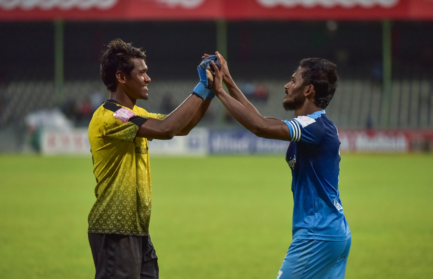 ގަލޮޅު ދަނޑު، މާލެ (ޑިސެމްބަރު 9) - ޕްރެޒިޑެންޓްސް ކަޕުގެ ސެމީ ފައިނަލުގައި ނިއު ރޭޑިއަންޓާއި ޓީސީ ސްޕޯޓްސް ކްލަބް ކުޅުނު މެޗަށް ފަހު ނިއުގެ ގޯލްކީޕަރު މުހައްމަދު ފައިސަލް (ވ) އަށް ކެޕްޓަން އަލީ ފާސިރު (ސެންޓޭ) މަރުހަބާ ކިޔަނީ: ޕެނަލްޓީ ޖަހައިގެން 5-3 އިން މި މެޗު ކާމިޔާބުކޮށް ފައިނަލުން ޖާގަ ހޯދީ ނިއު. --ފޮޓޯ: ހުސެއިން ވަހީދު/ މިހާރު