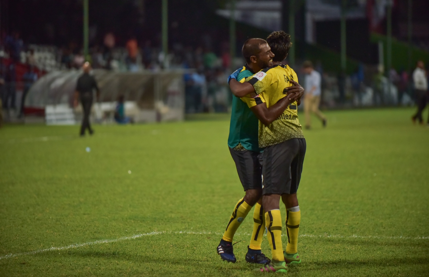 ގަލޮޅު ދަނޑު، މާލެ (ޑިސެމްބަރު 9) - ޕްރެޒިޑެންޓްސް ކަޕުގެ ސެމީ ފައިނަލުގައި ނިއު ރޭޑިއަންޓާއި ޓީސީ ސްޕޯޓްސް ކްލަބް ކުޅުނު މެޗަށް ފަހު ނިއުގެ ގޯލްކީޕަރު މުހައްމަދު ފައިސަލް (ކ) އަށް ބަދަލު ކީޕަރު މުހައްމަދު އިމްރާން މަރުހަބާ ކިޔަނީ: ޕެނަލްޓީ ޖަހައިގެން 5-3 އިން މި މެޗު ކާމިޔާބުކޮށް ފައިނަލުން ޖާގަ ހޯދީ ނިއު. --ފޮޓޯ: ހުސެއިން ވަހީދު/ މިހާރު