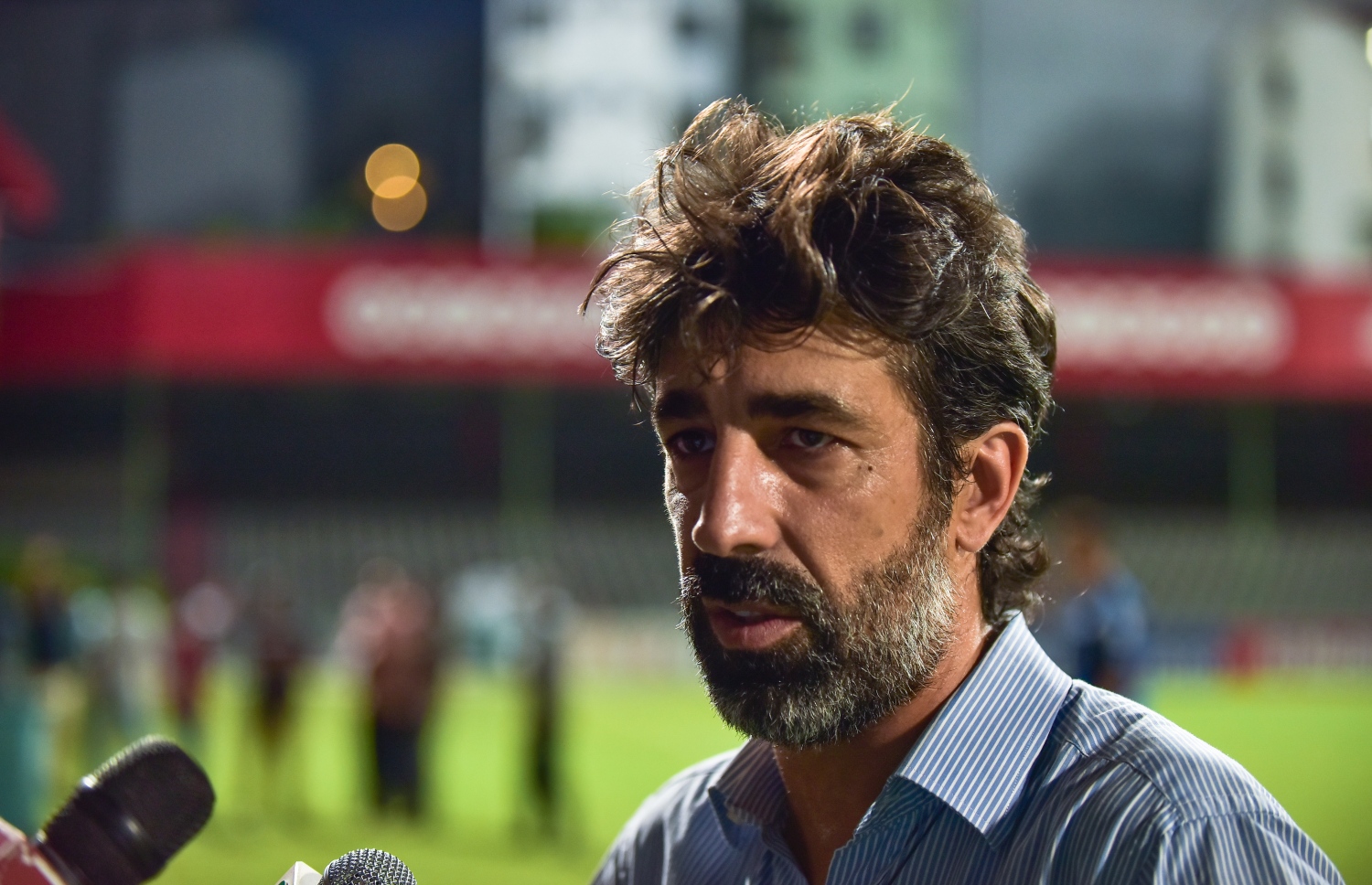 ގަލޮޅު ދަނޑު، މާލެ (ޑިސެމްބަރު 9) - ޕްރެޒިޑެންޓްސް ކަޕުގެ ސެމީ ފައިނަލުގައި ނިއު ރޭޑިއަންޓާއި ޓީސީ ސްޕޯޓްސް ކްލަބް ކުޅުނު މެޗަށް ފަހު ނިއުގެ ކޯޗު އޮސްކާ ބްރުޒޮން ނޫސްވެރިންނާ ވާހަކަދައްކަނީ: ޕެނަލްޓީ ޖަހައިގެން 5-3 އިން މި މެޗު ކާމިޔާބުކޮށް ފައިނަލުން ޖާގަ ހޯދީ ނިއު. --ފޮޓޯ: ހުސެއިން ވަހީދު/ މިހާރު